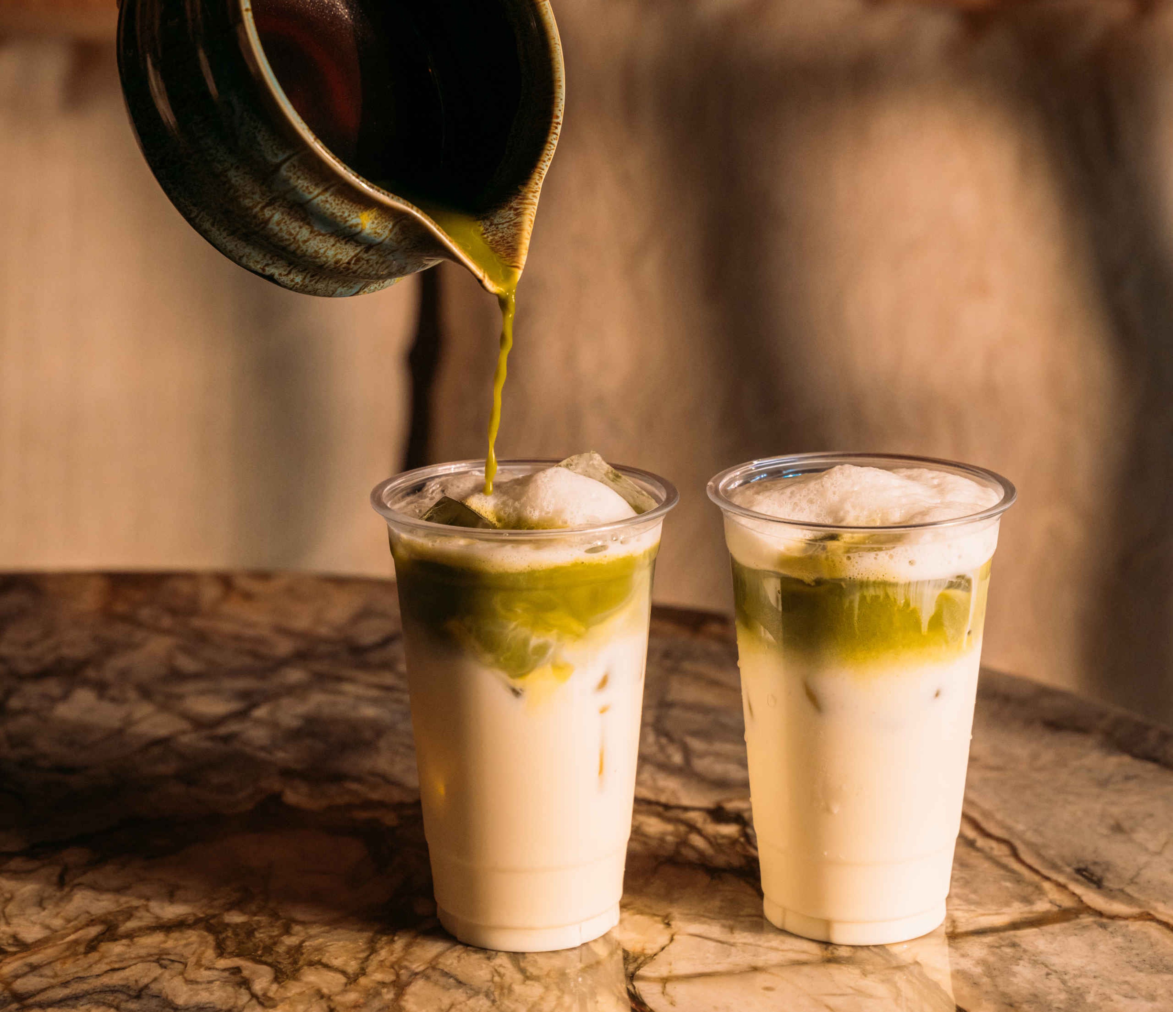 Inschenken van matcha door de barista in Bar & Restaurant Nommos Beekse Bergen