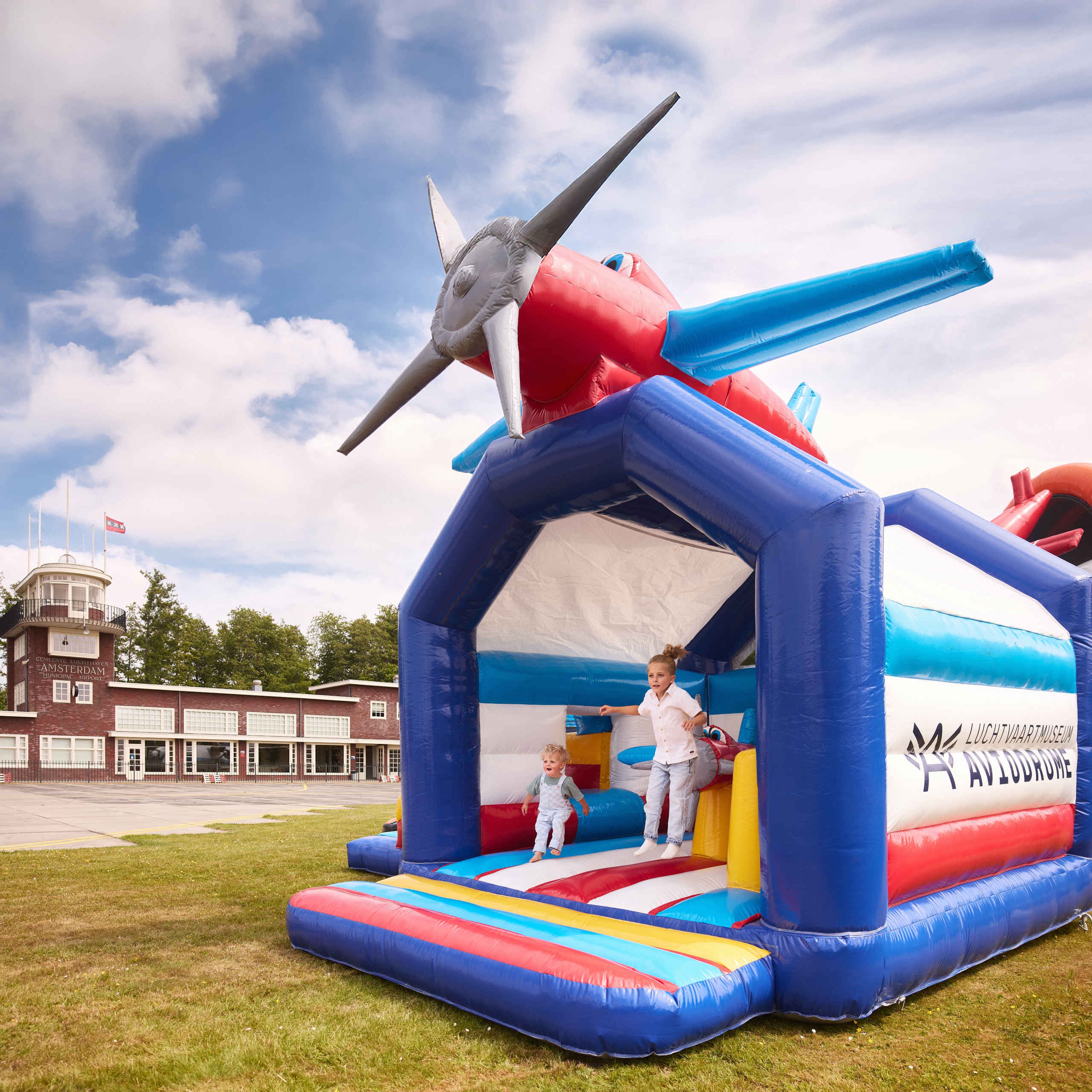 Twee kinderen springen op het springkussen bij Luchtvaartmuseum Aviodrome