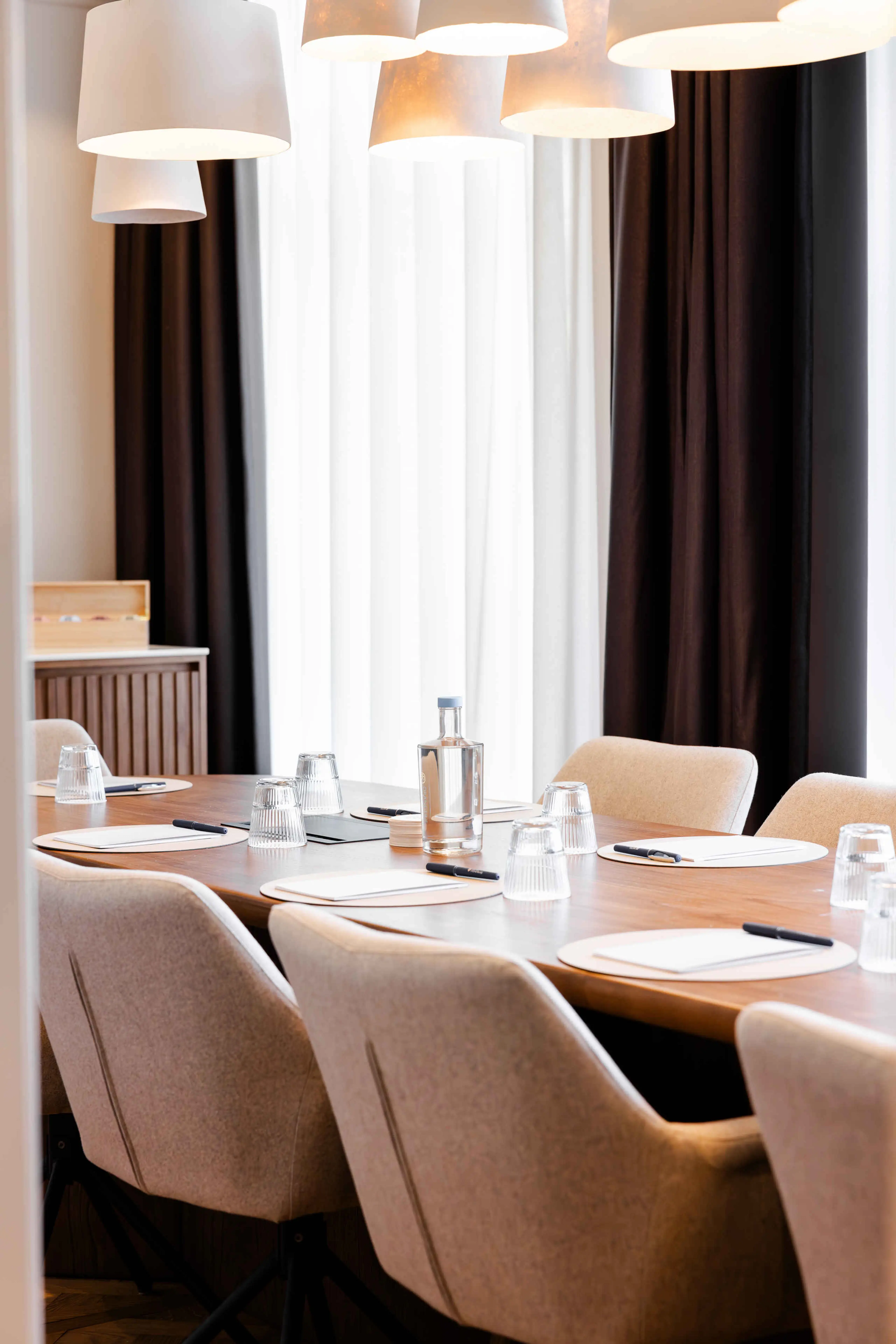 Vergaderruimte close-up van Salon 2 met tafel in Kasteel Steenenburg