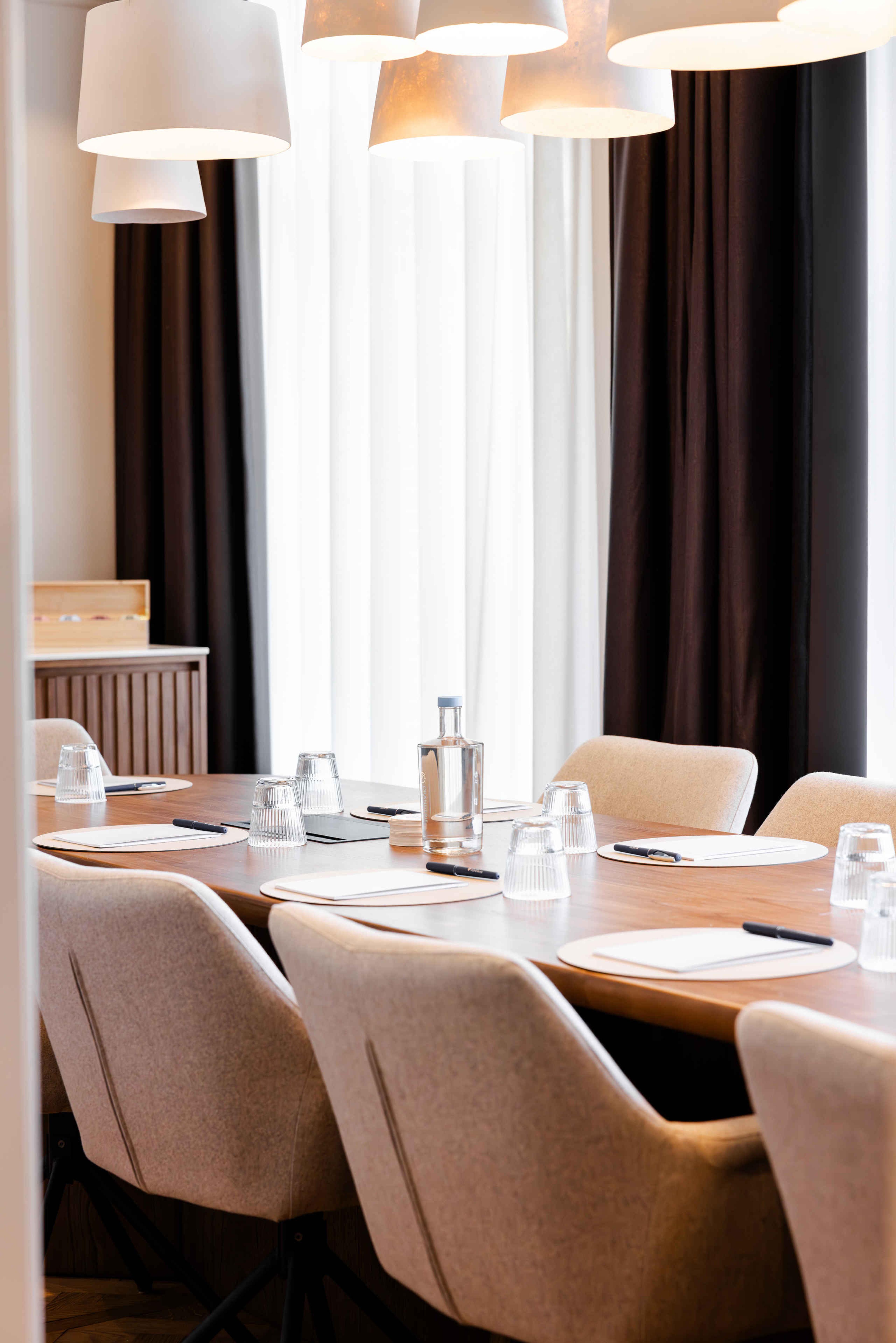 Vergaderruimte close-up van Salon 2 met tafel in Kasteel Steenenburg