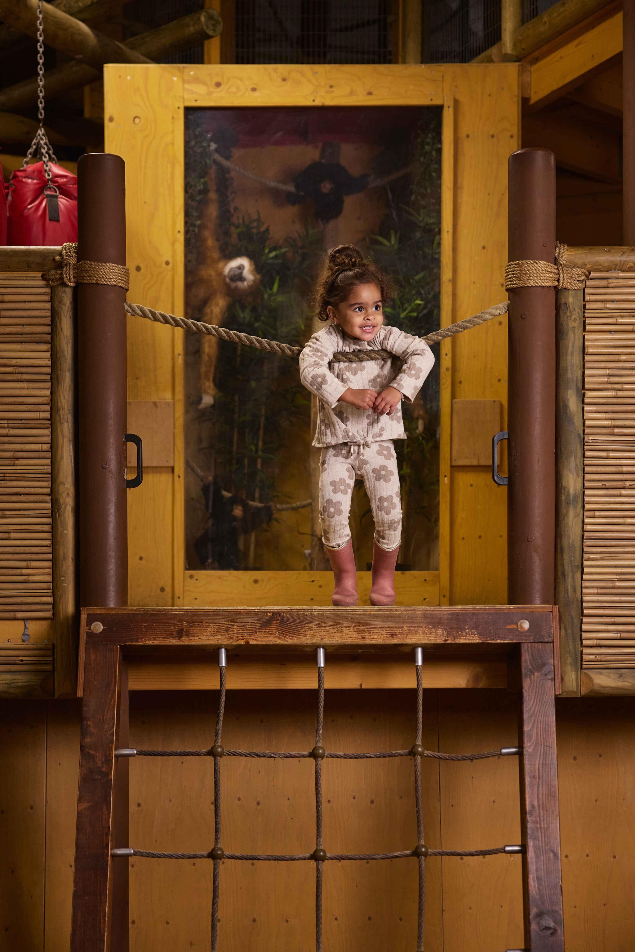 Een meisje speelt in de indoor speeltuin in Eindhoven Zoo.