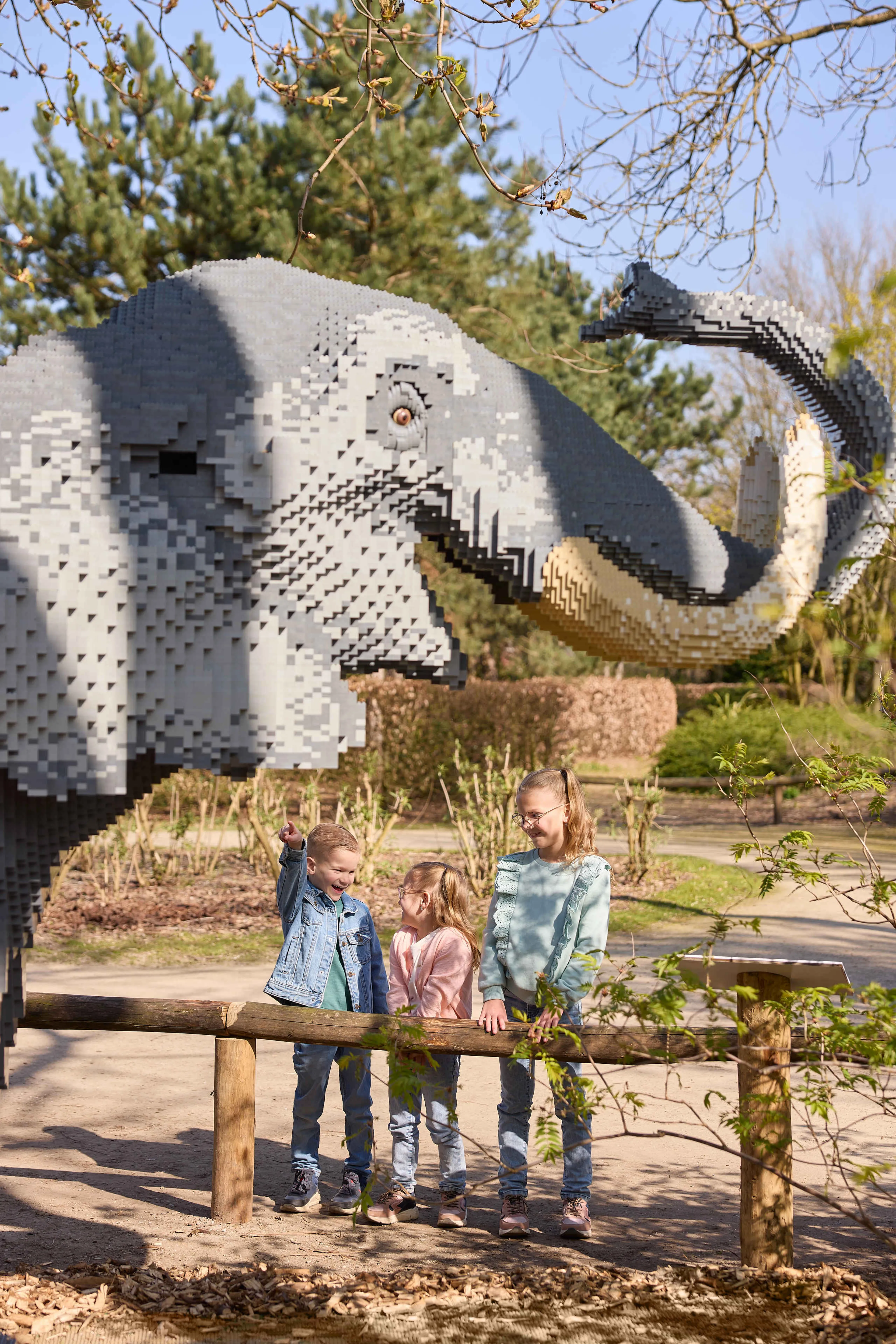 Kinderen staan bij een Aziatische olifant tijdens Wild Bricks in ZooParc Overloon