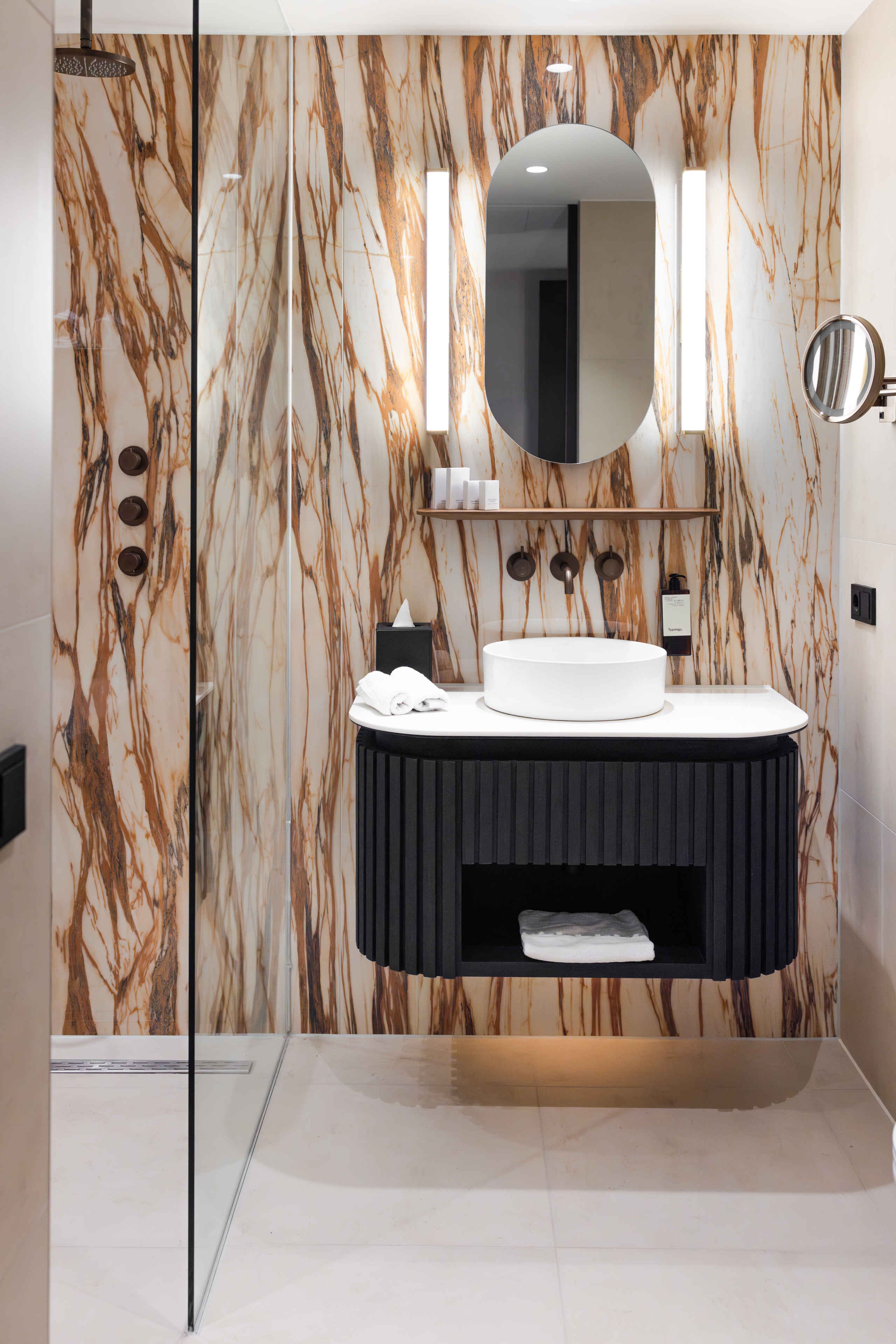 Badkamer met regendouche in Kasteel Steenenburg