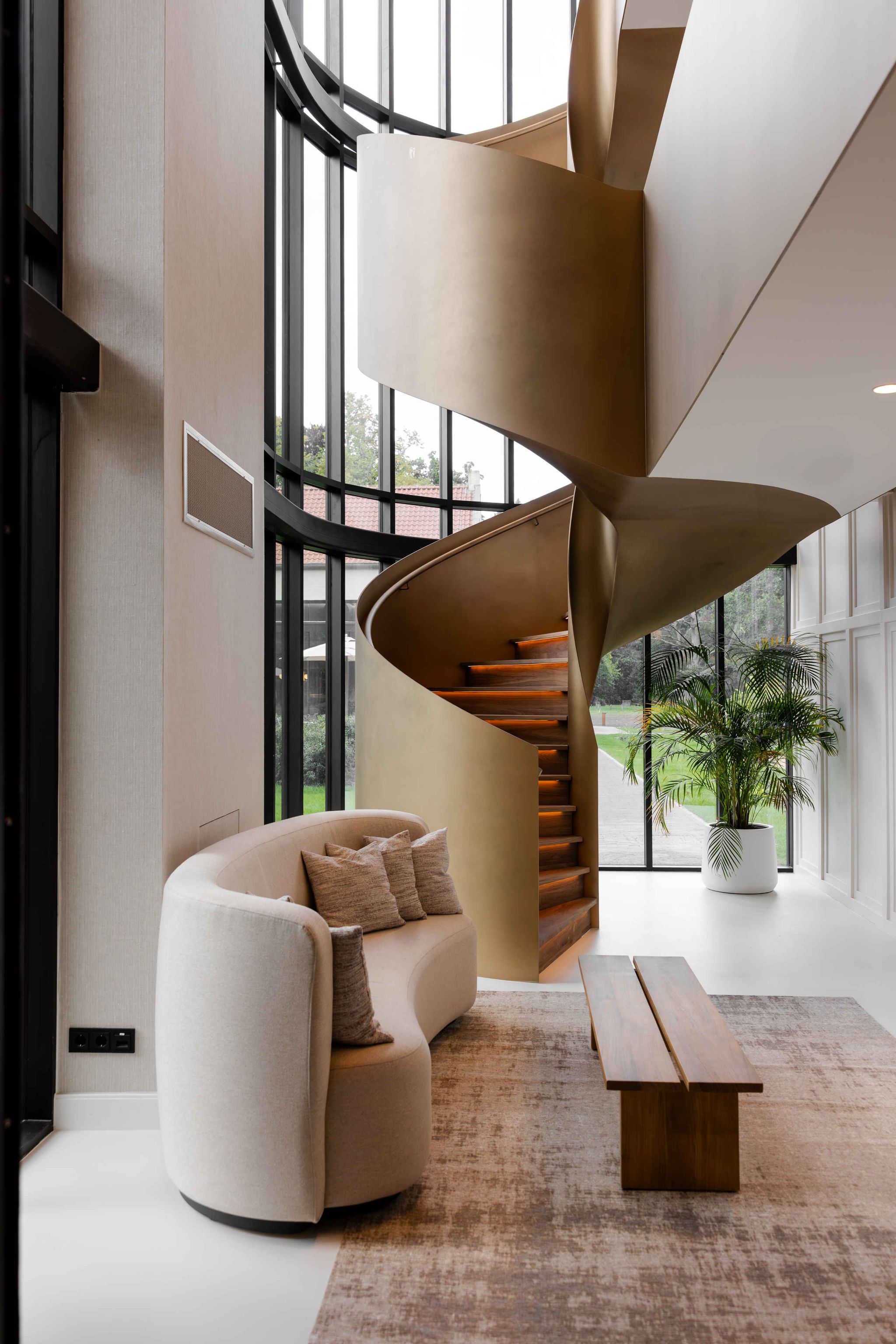 Lobby met wenteltrap in hotel Kasteel Steenenburg