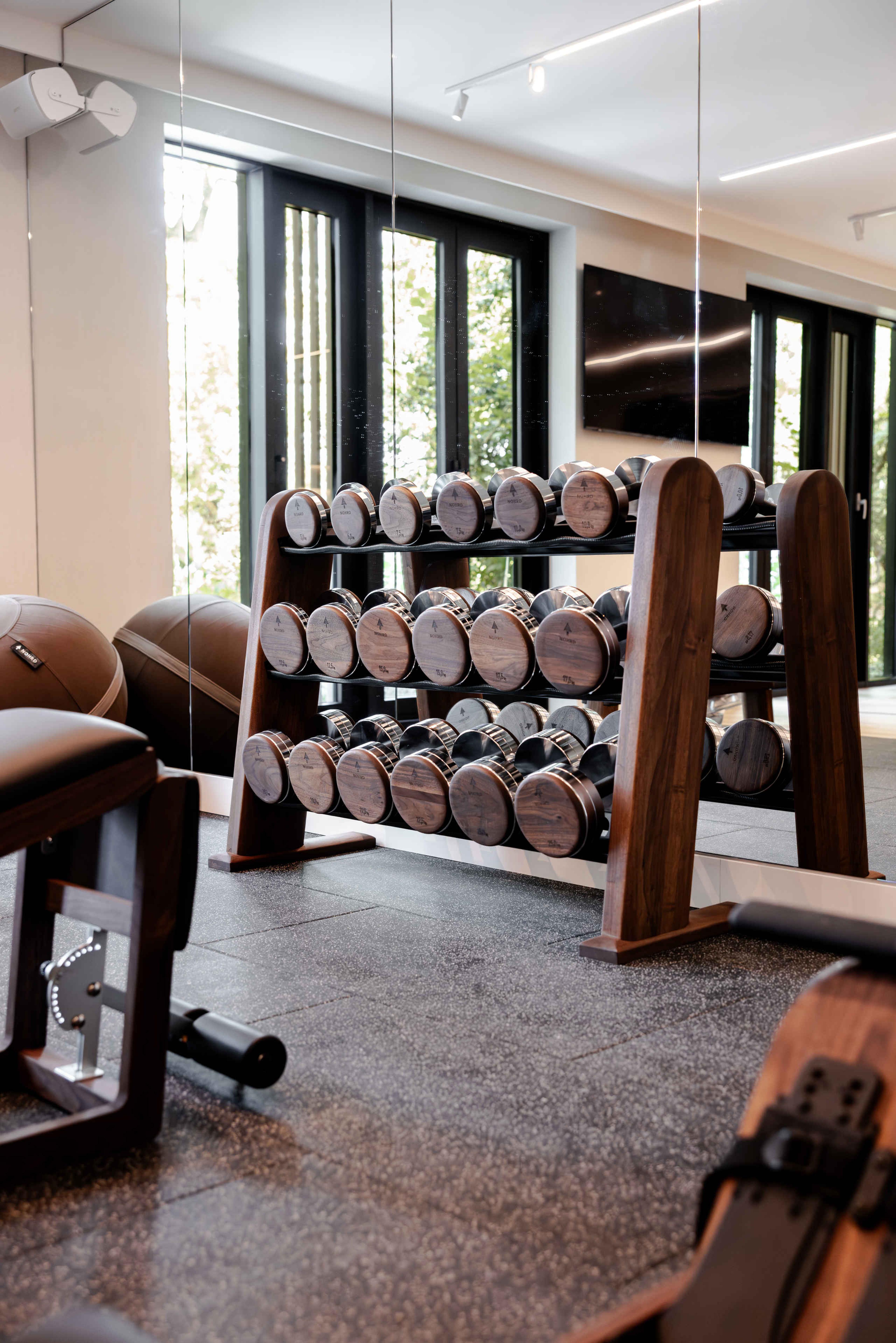 Gym met dumbellrek in hotel Kasteel Steenenburg