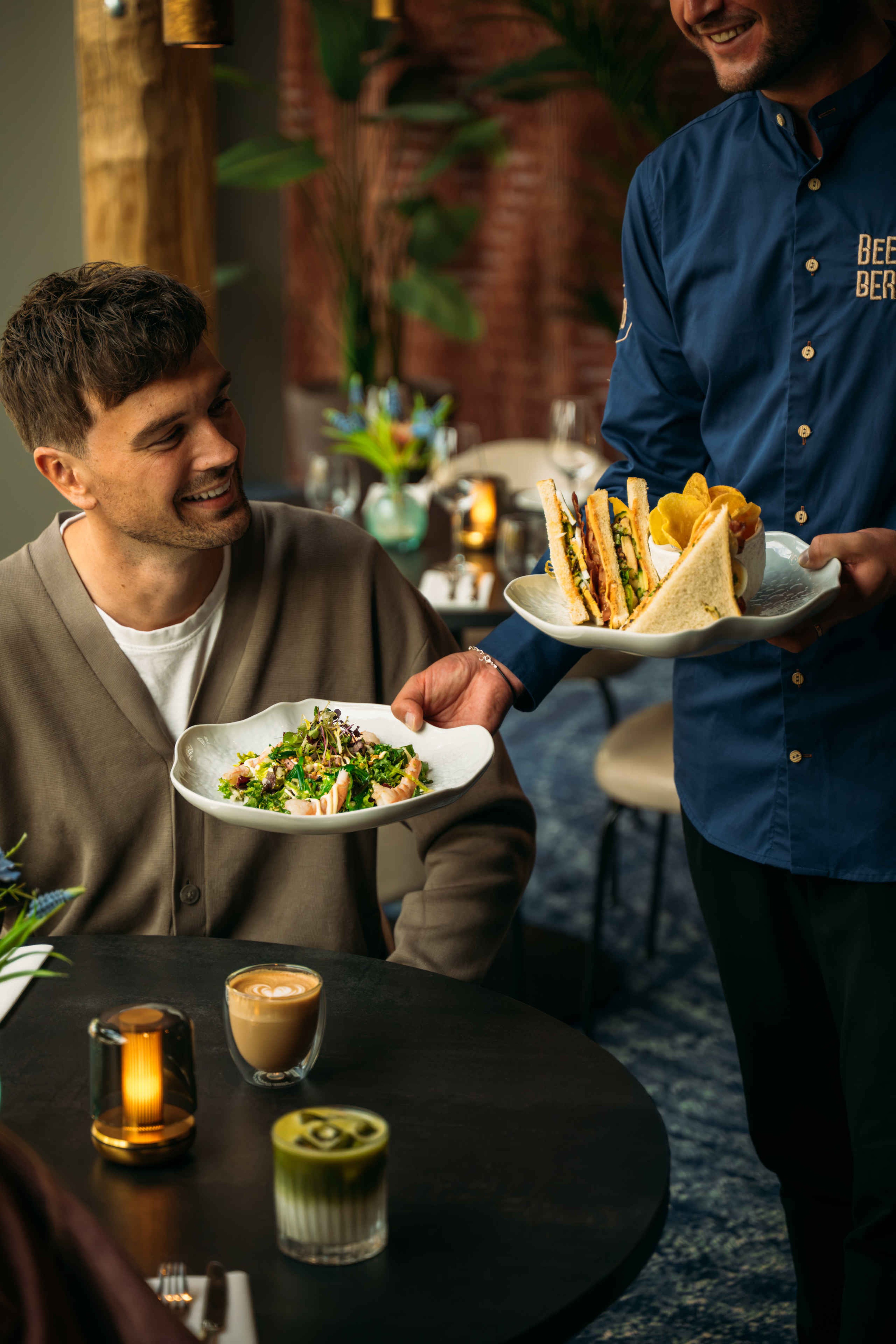 Uitserveren van lunch aan gasten in Bar & Restaurant Nommos