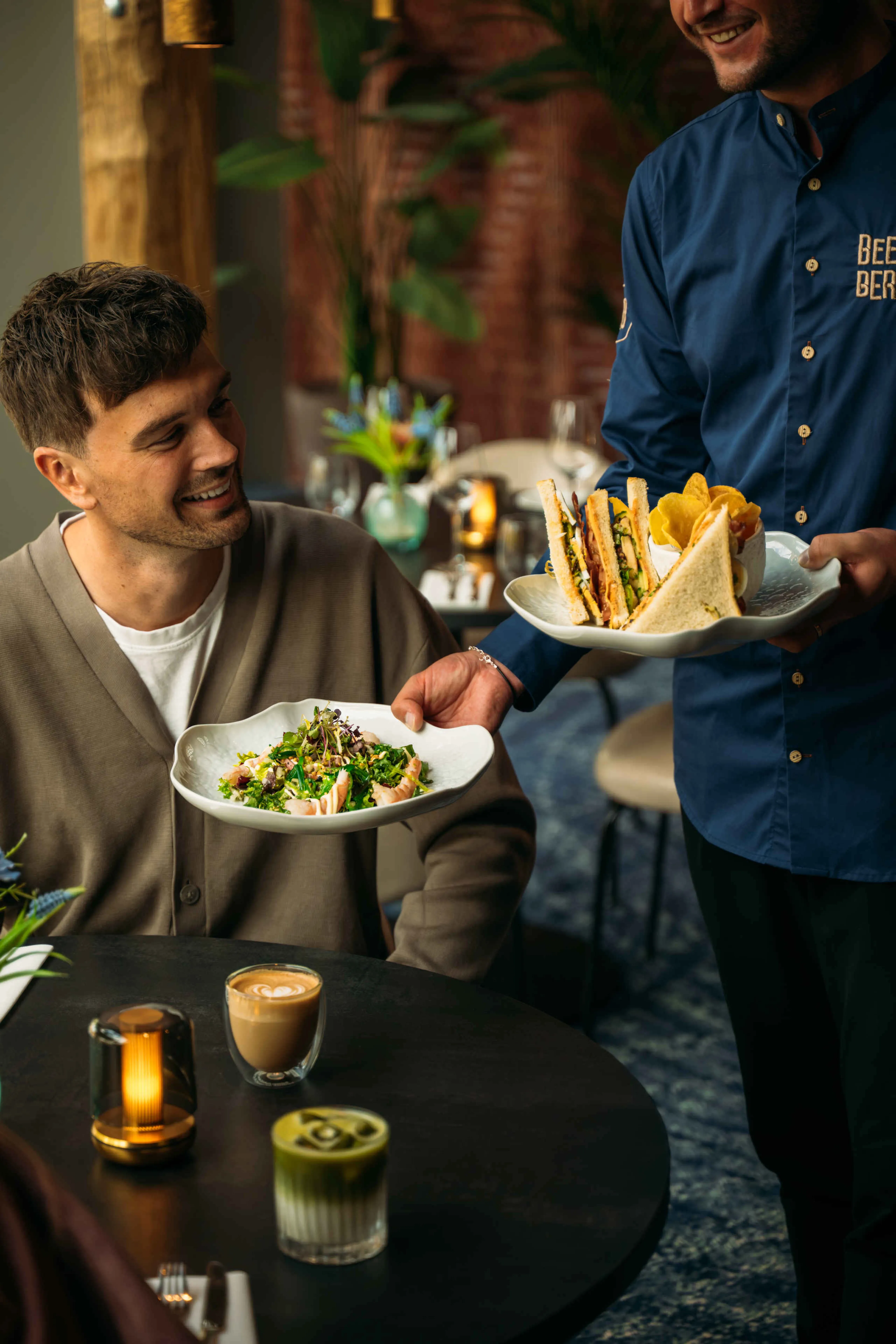 Uitserveren van lunch aan gasten in Bar & Restaurant Nommos in Beekse Bergen