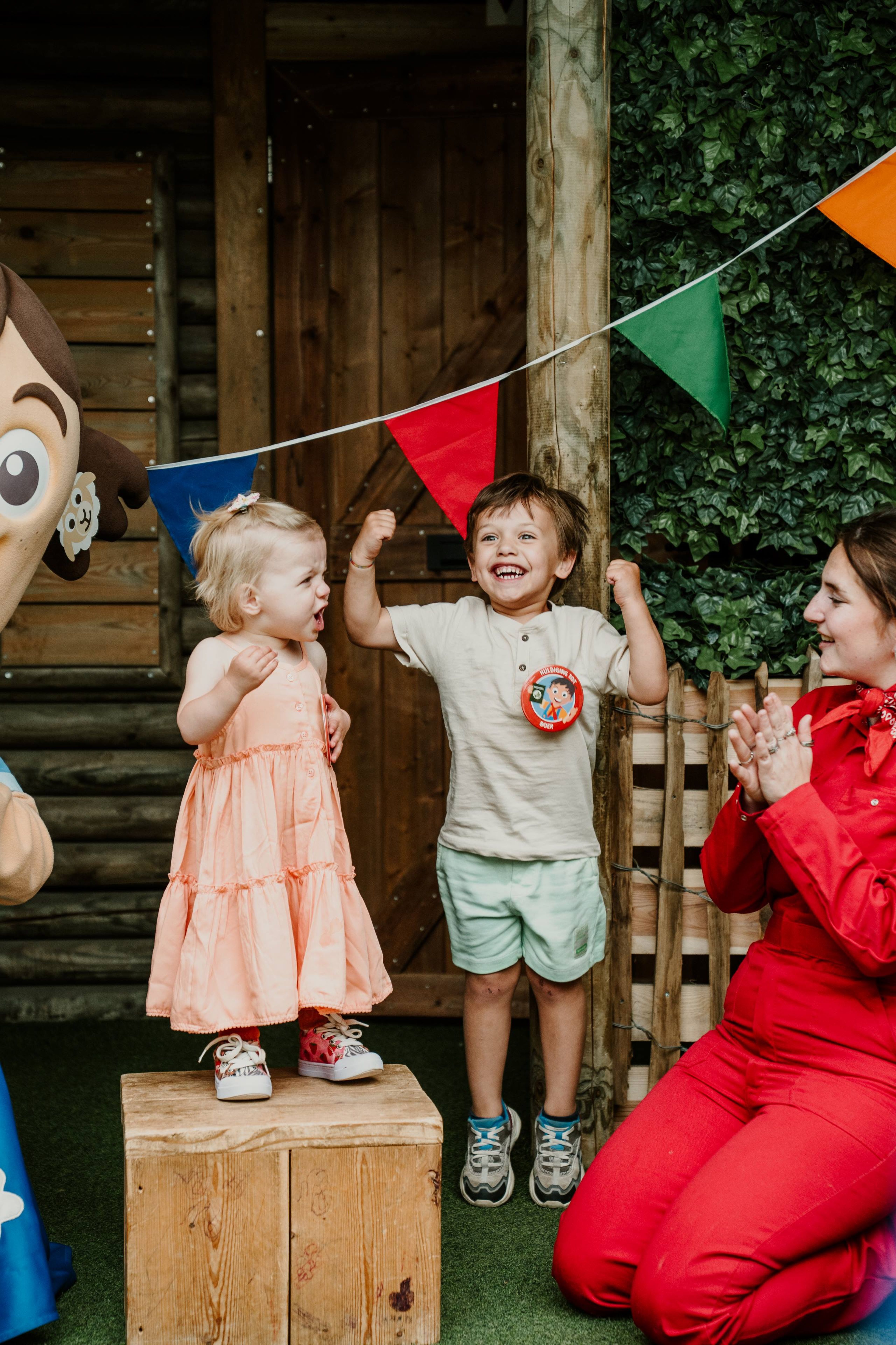 Een jongen wordt gehuldigd tot dierenverzorger bij Vakantiepark Dierenbos
