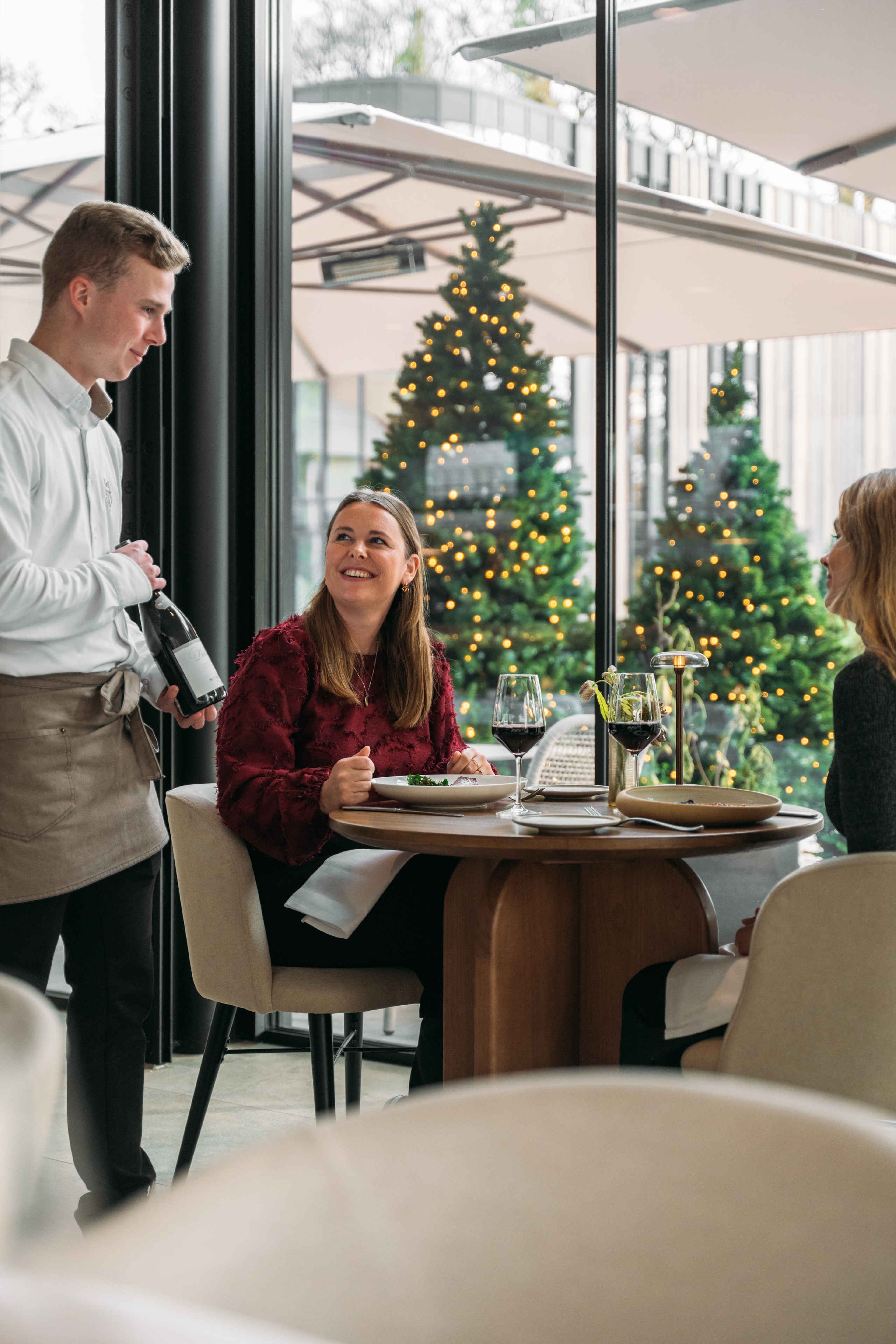 Serveren van wijn aan gasten tijdens kerst bij Orangerie Steenenburg in Kasteel Steenenburg