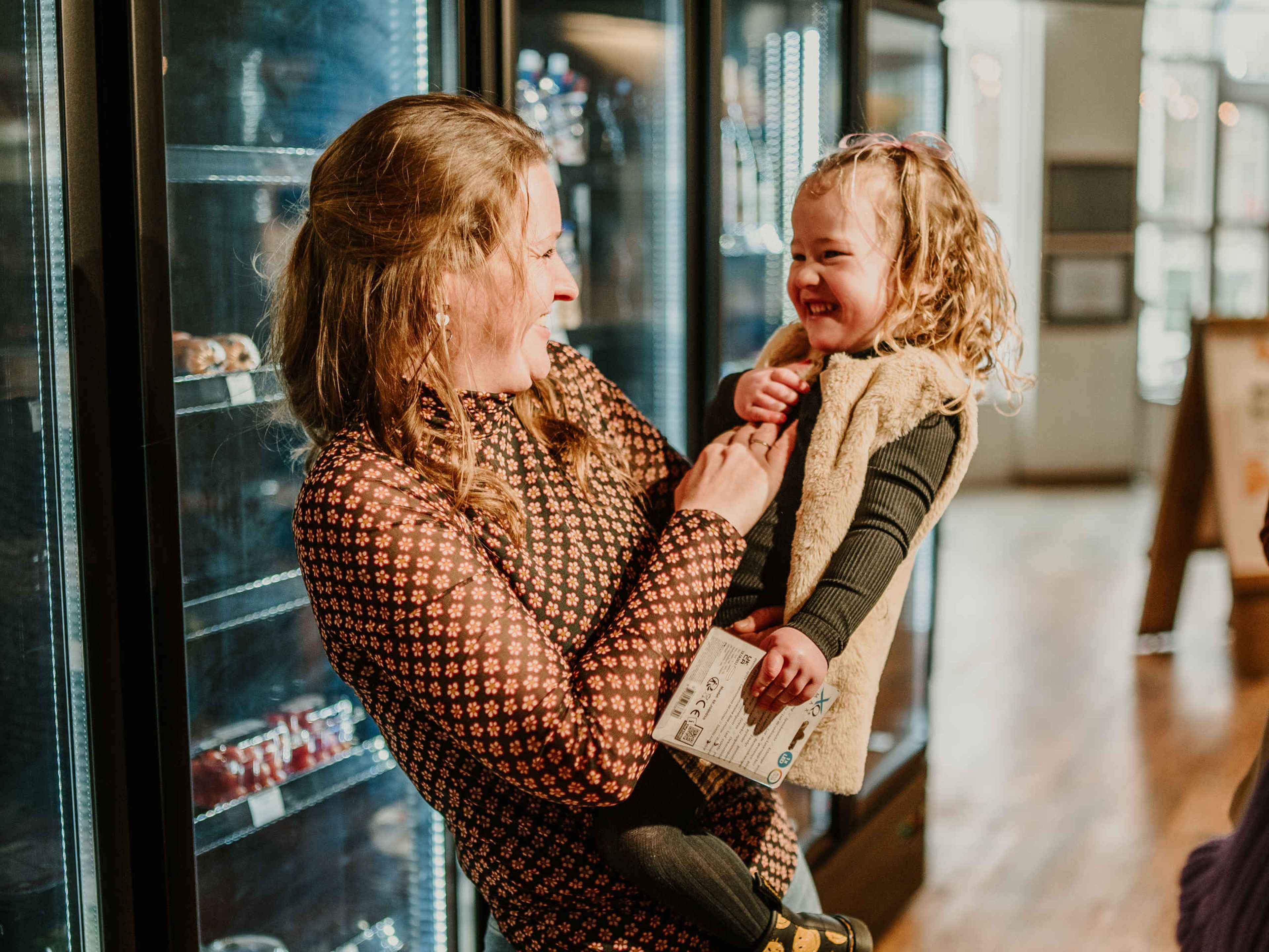 Een vrouw en haar dochter bij mini-market Broodnodig bij Vakantiepark Dierenbos.