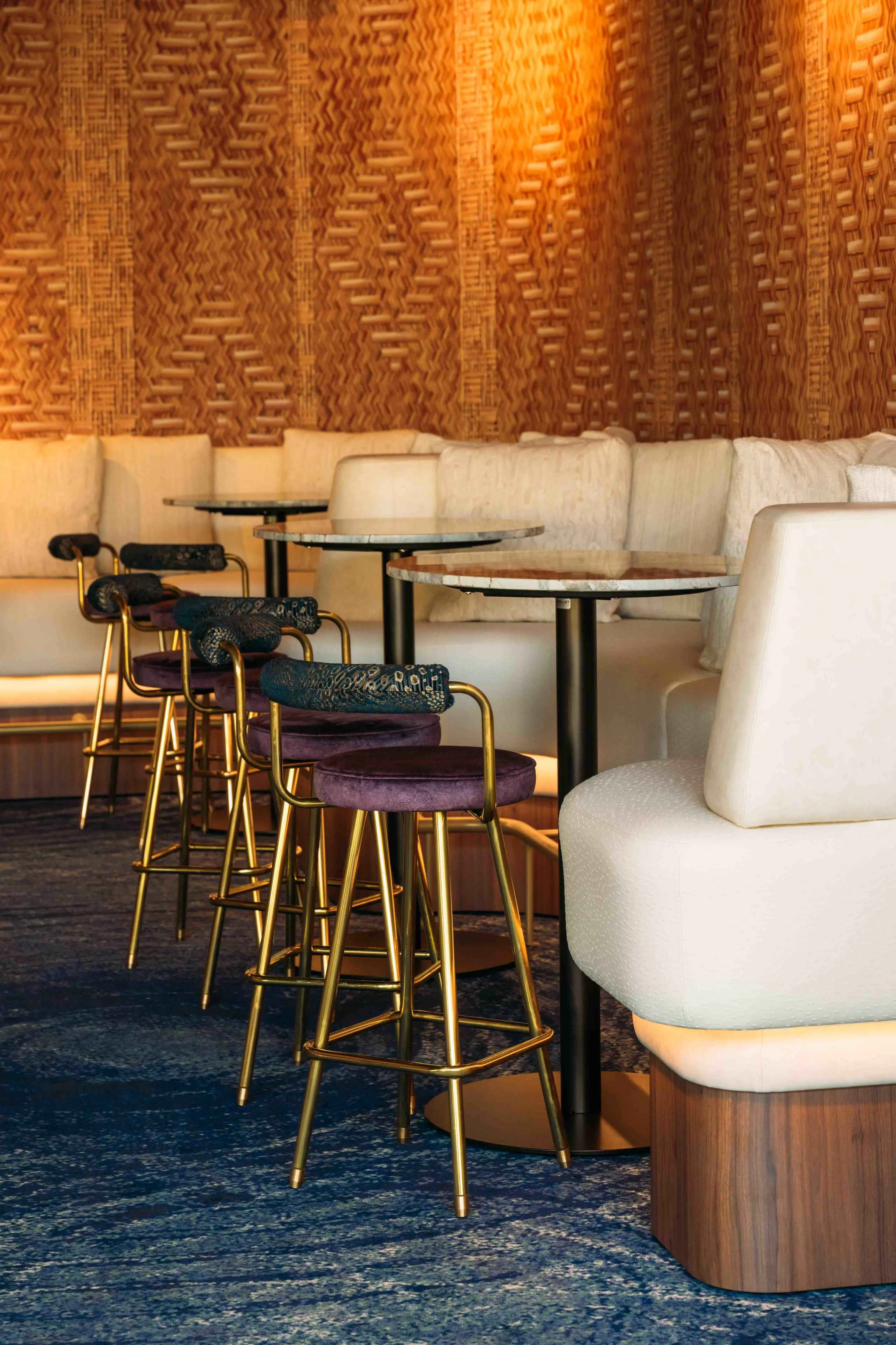Hoge tafels in Bar & Restaurant Nommos