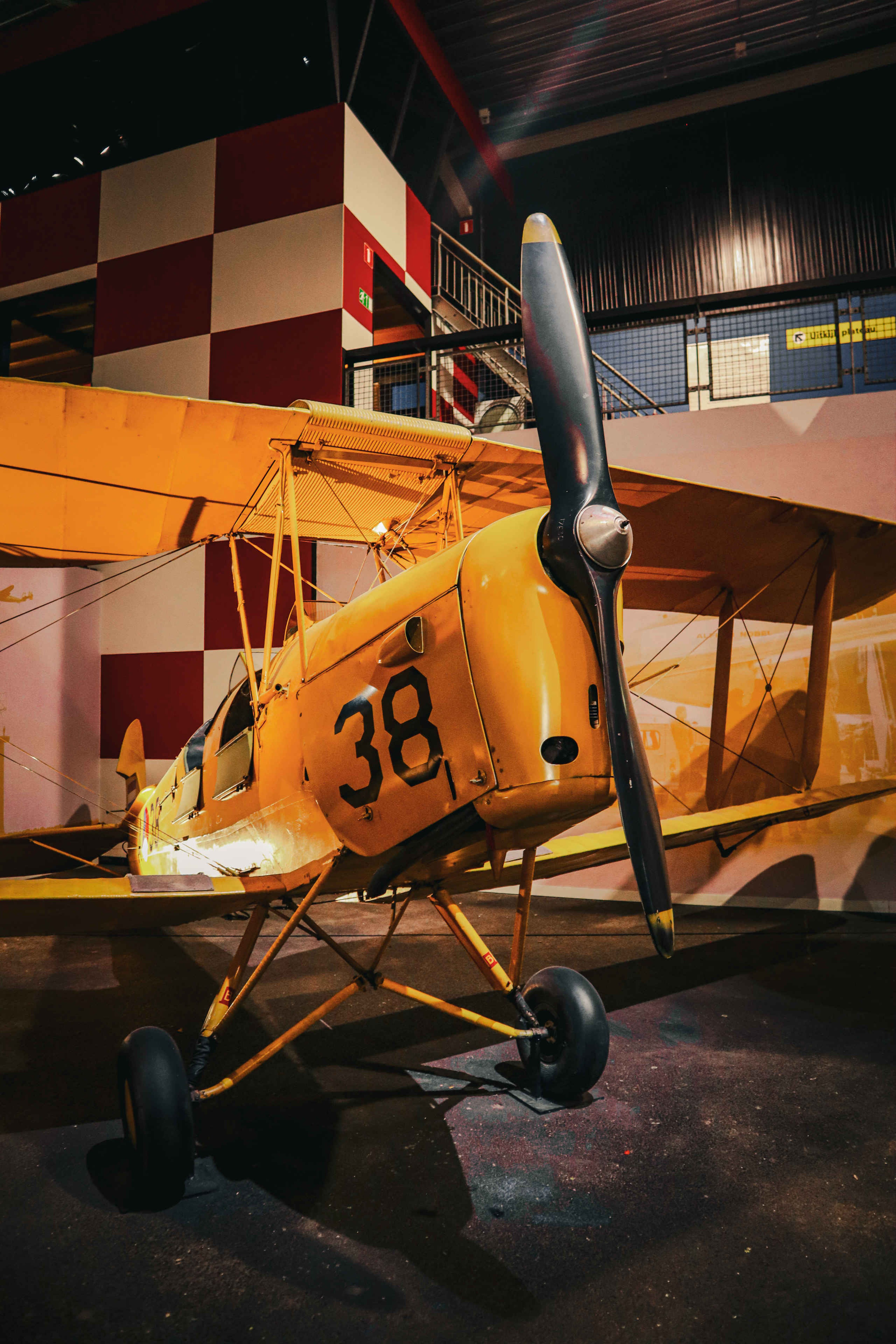 Een De Havilland Tiger Moth vooraanzicht close up in luchtvaartmuseum Aviodrome