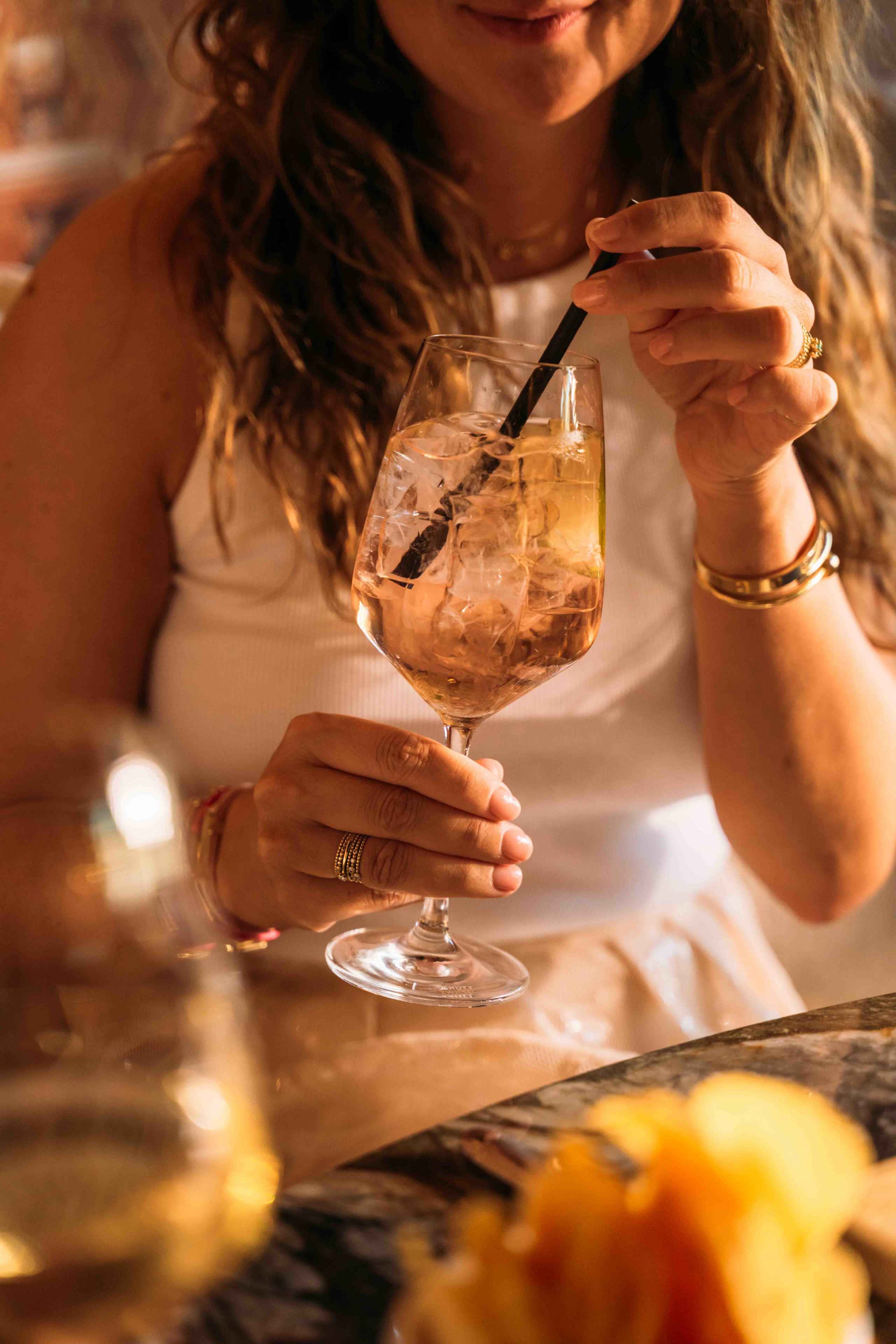Close-up van vrouw met cocktail in Bar & Rstaurant Nommos bij Beekse Bergen