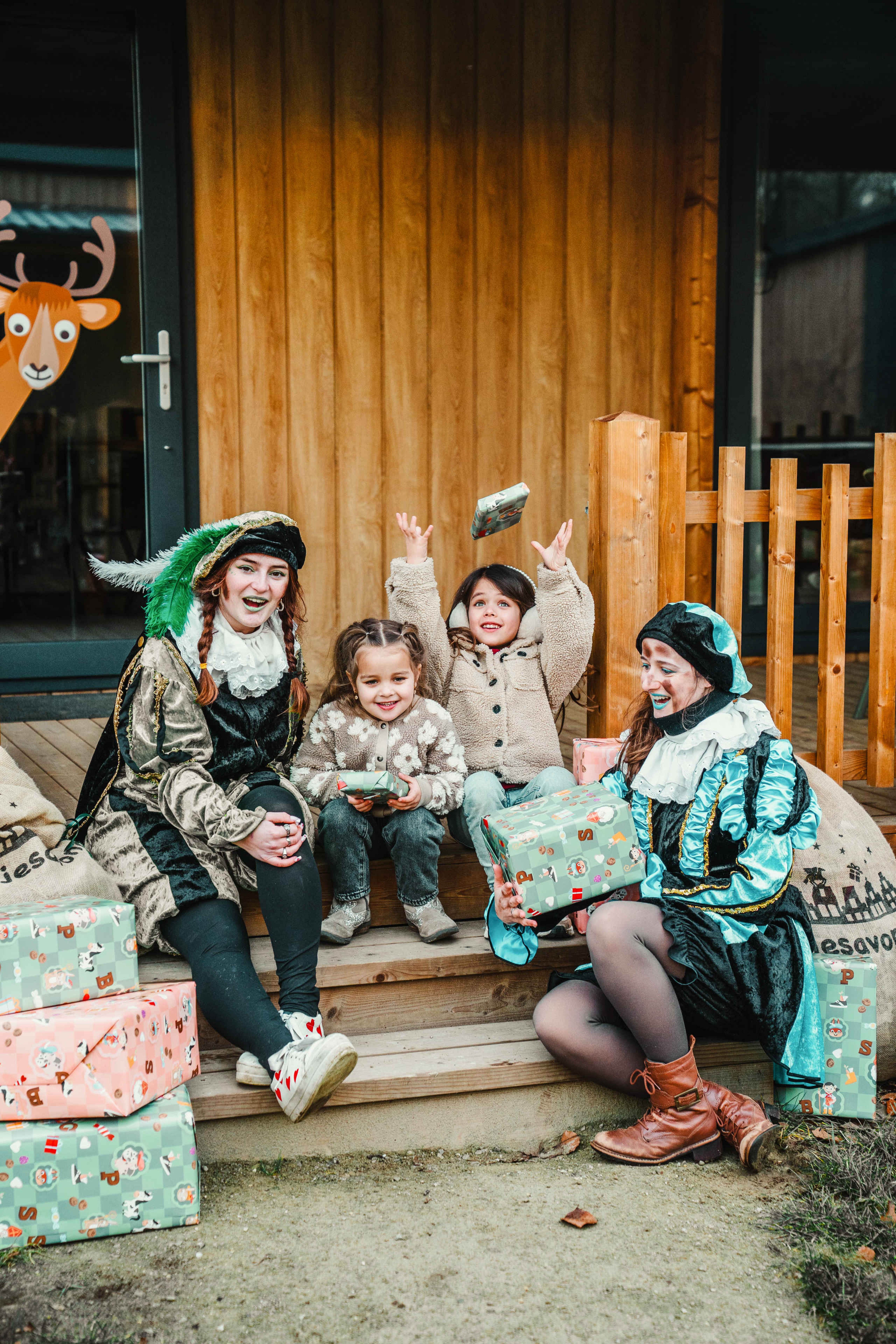 Kinderen en pieten met cadeau's bij Cottage Edelhert in Vakantiepark Dierenbos