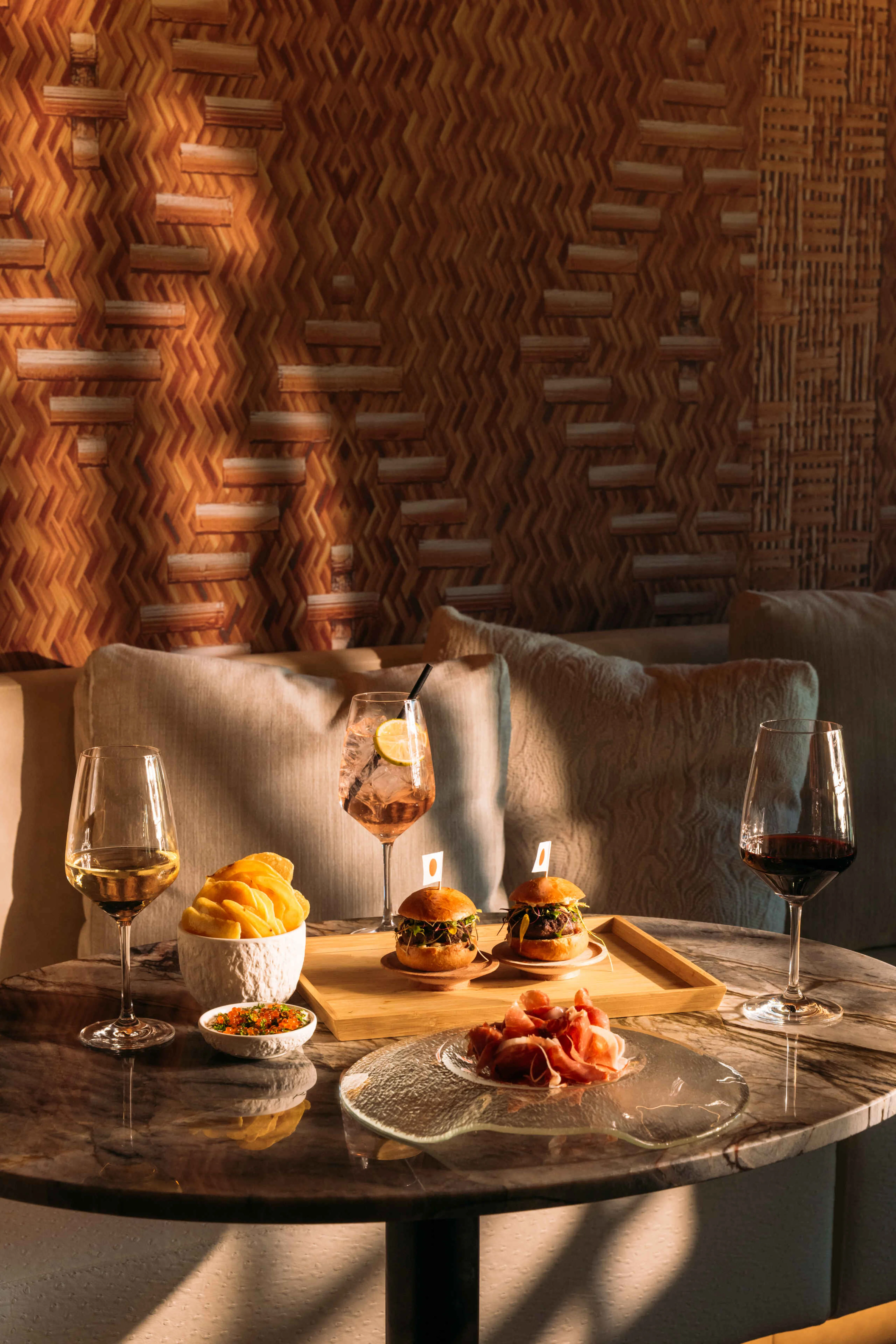 Bites chips met caviaar en burgers in Bar & Restaurant Nommos bij Beekse Bergen