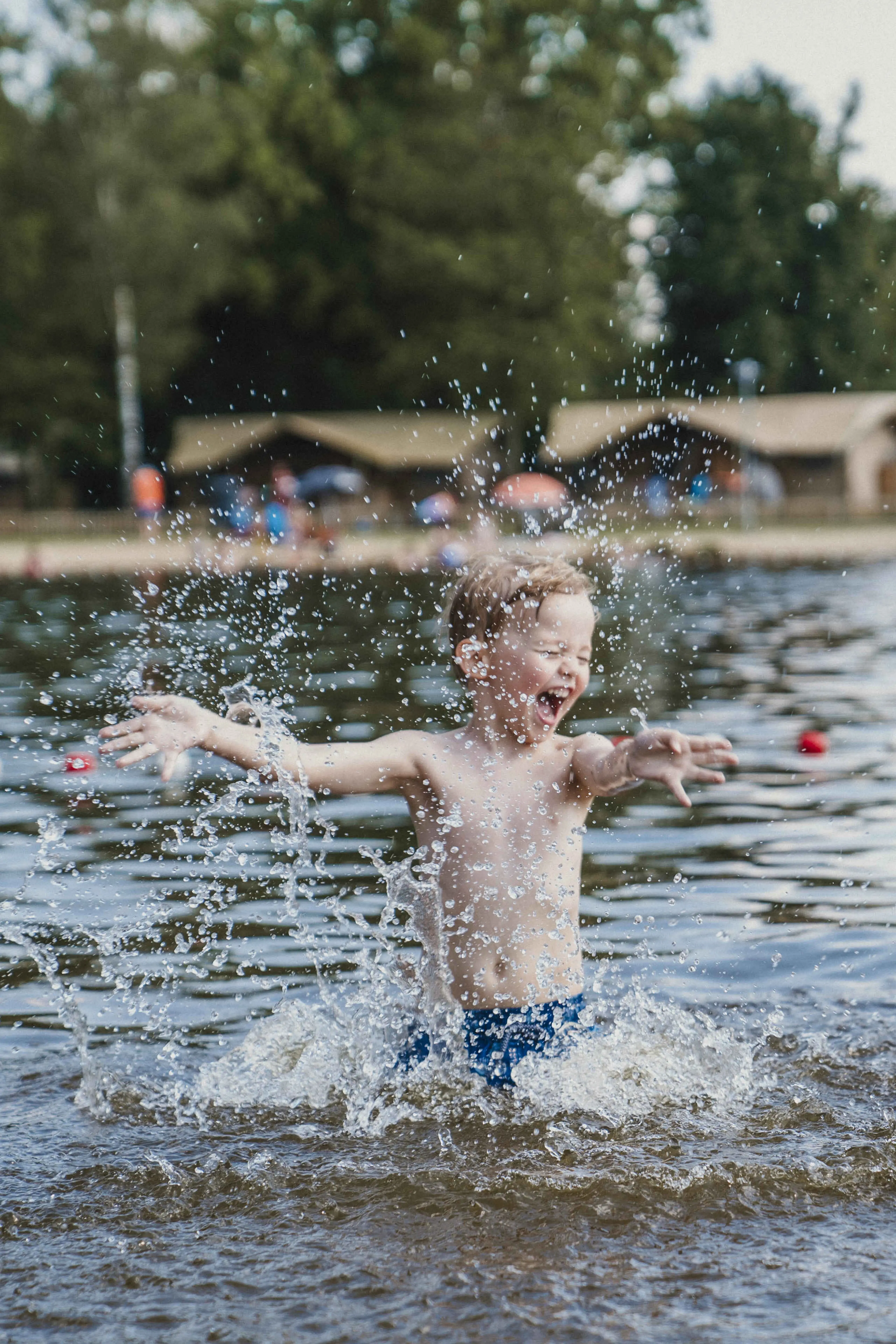 Een jongen speelt in de zwemvijver bij Vakantiepark Dierenbos