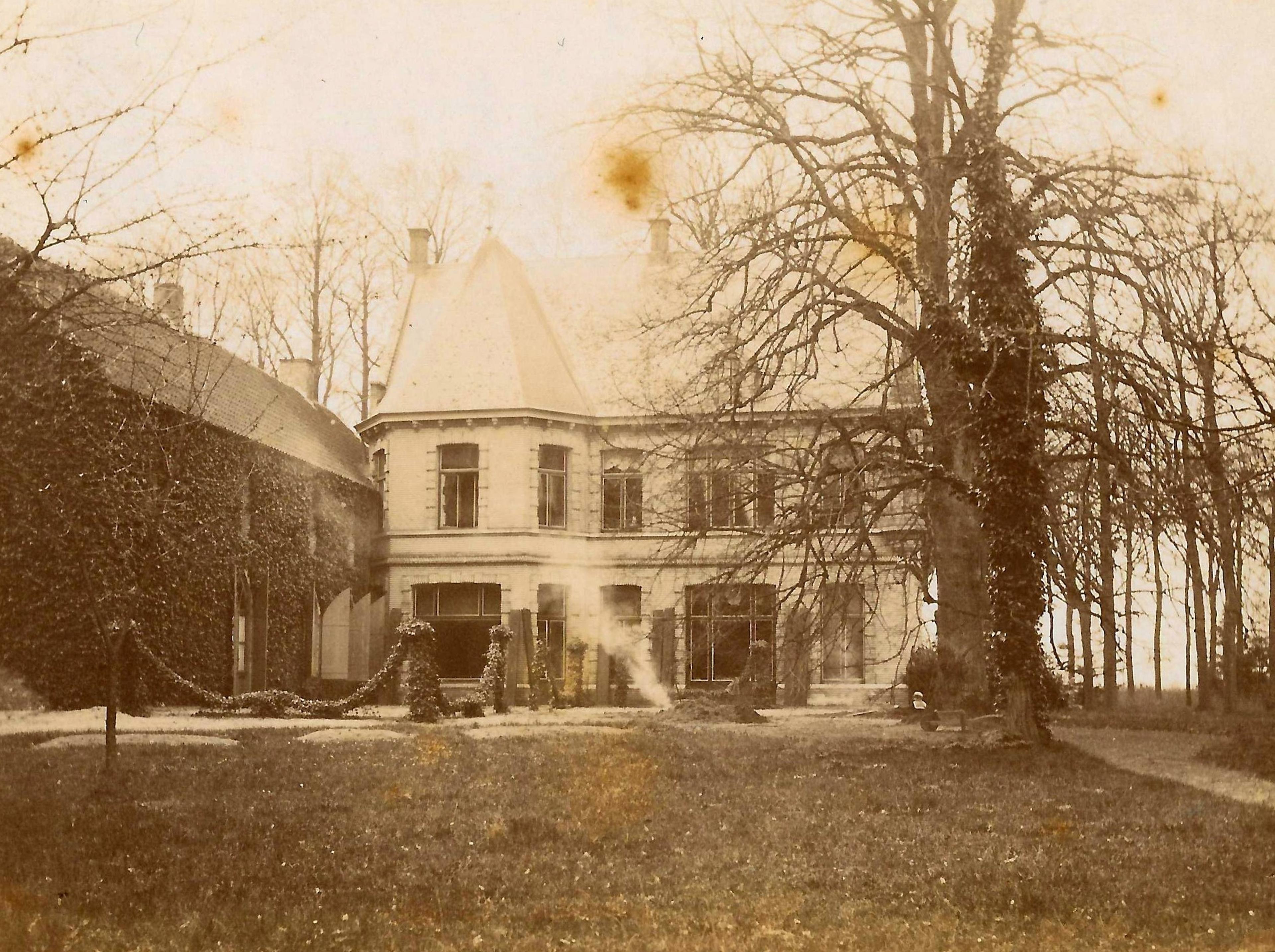 Achterzijde kasteel rond 1900 op de voorgrond boom Kasteel Steenenburg