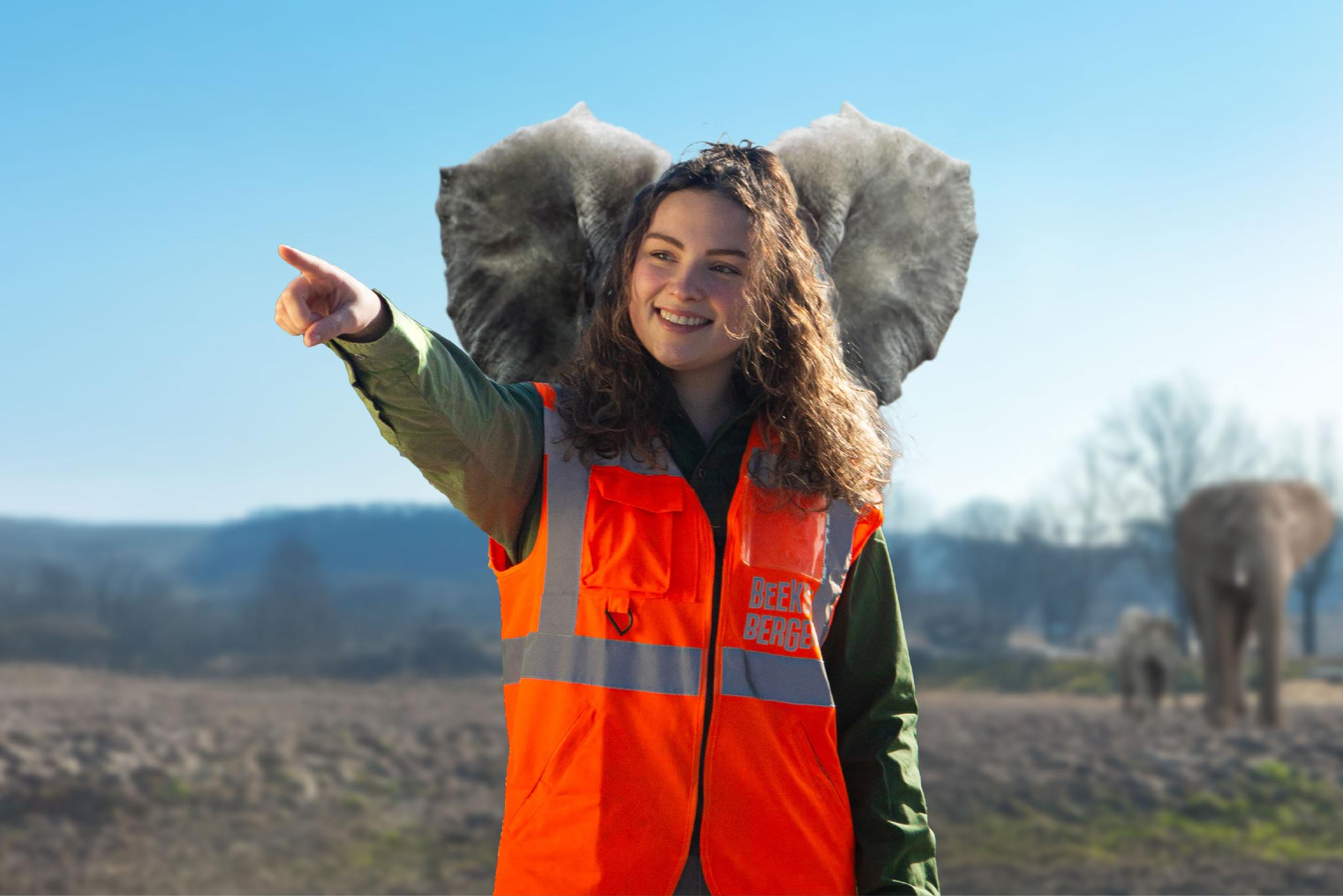 Medewerker ticketcontrole en olifanten bij Beekse Bergen