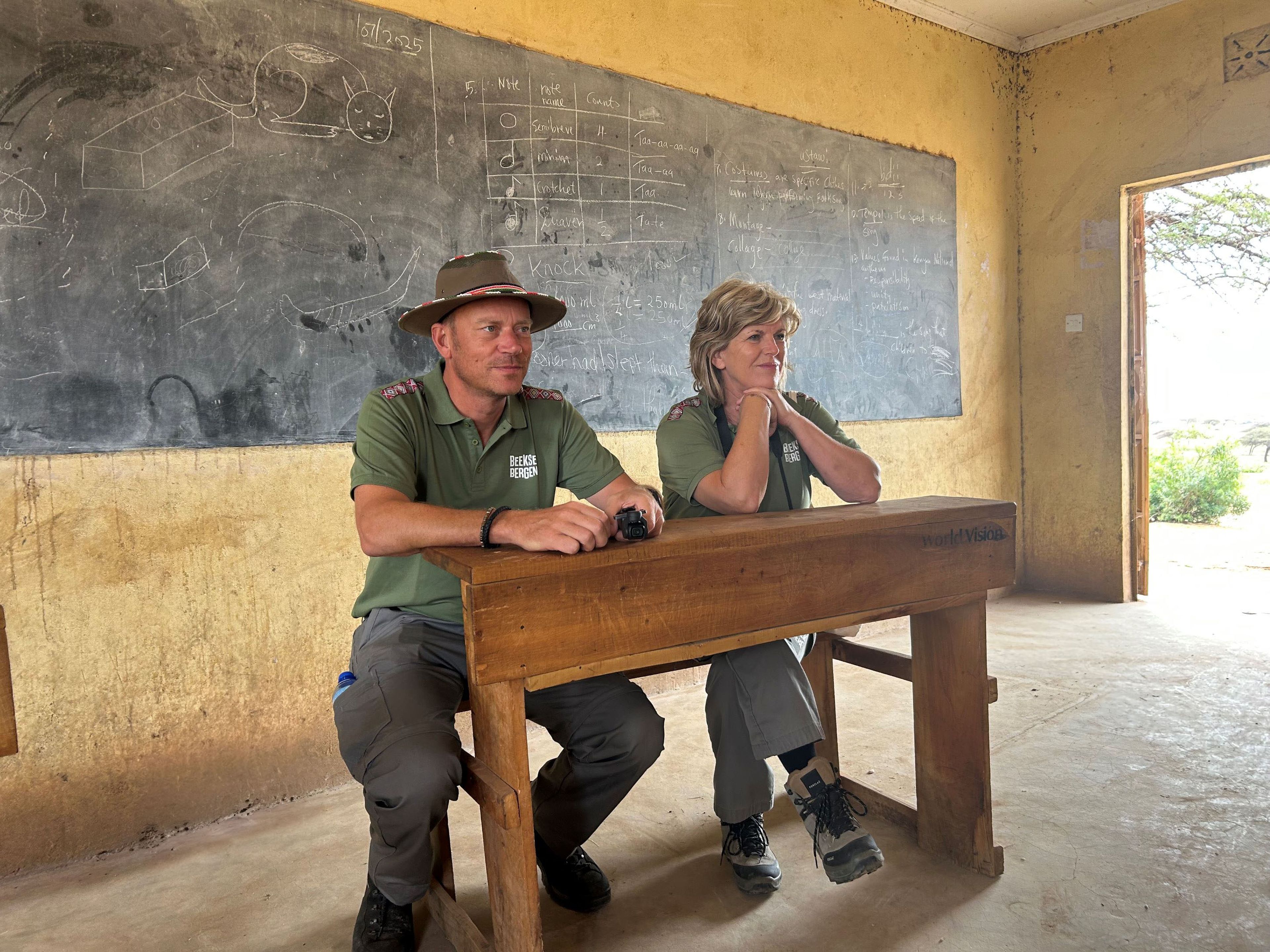 Klaas-Jan en Yvonne op bezoek bij een school in Kenia.