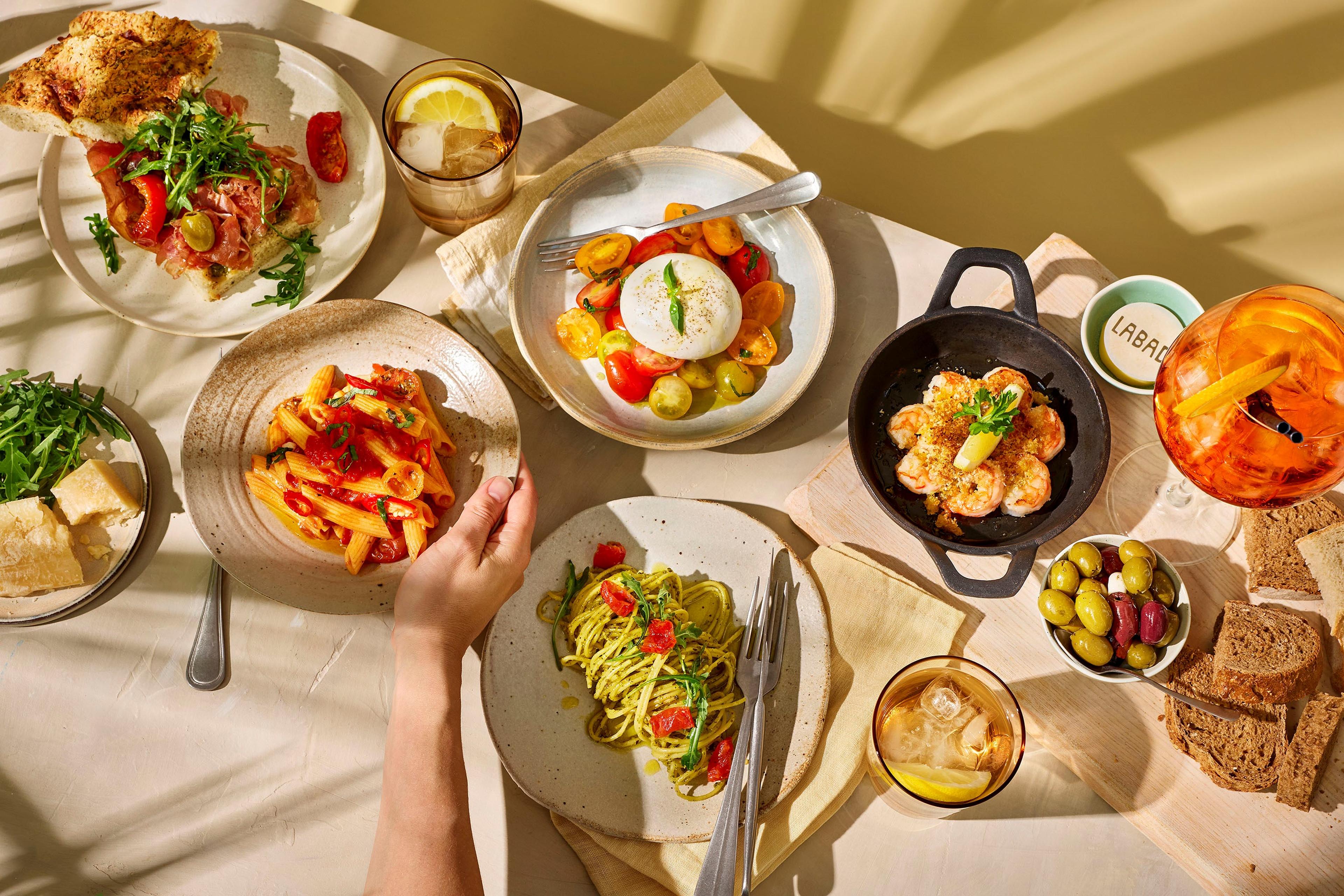 Gerechten die je kan bestellen tijdens het diner bij Restaurant Labadi op Lake Resort Beekse Bergen.