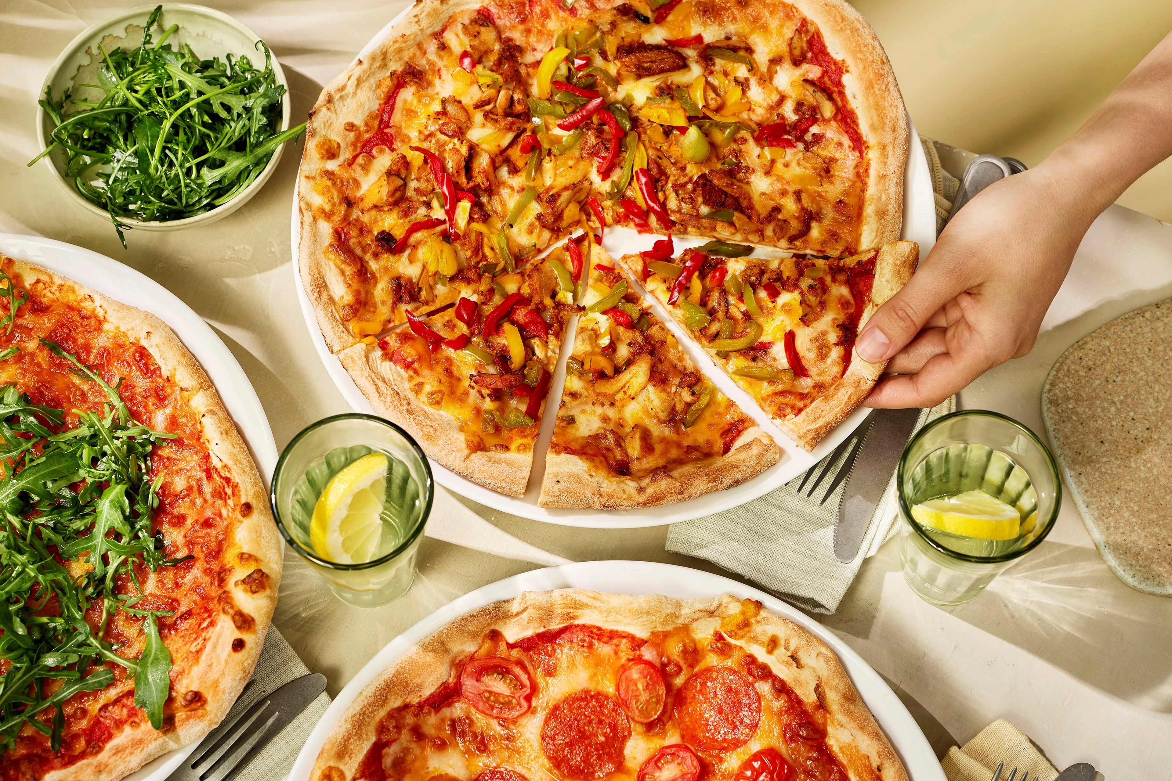 Pizza in restaurant Labadi op Lake Resort Beekse Bergen.