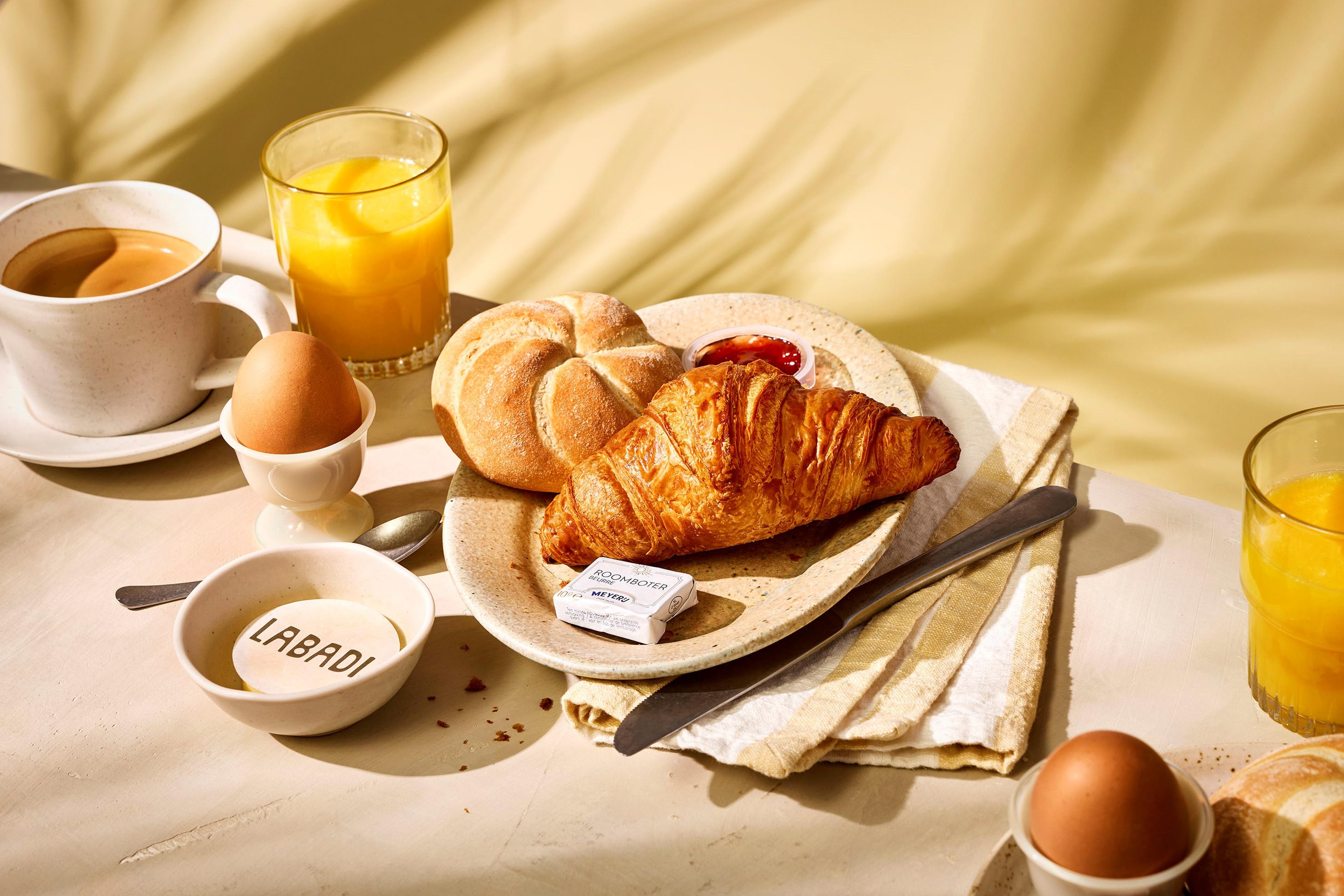 Het ontbijt aan het water bij Restaurant Labadi op Lake Resort Beekse Bergen.