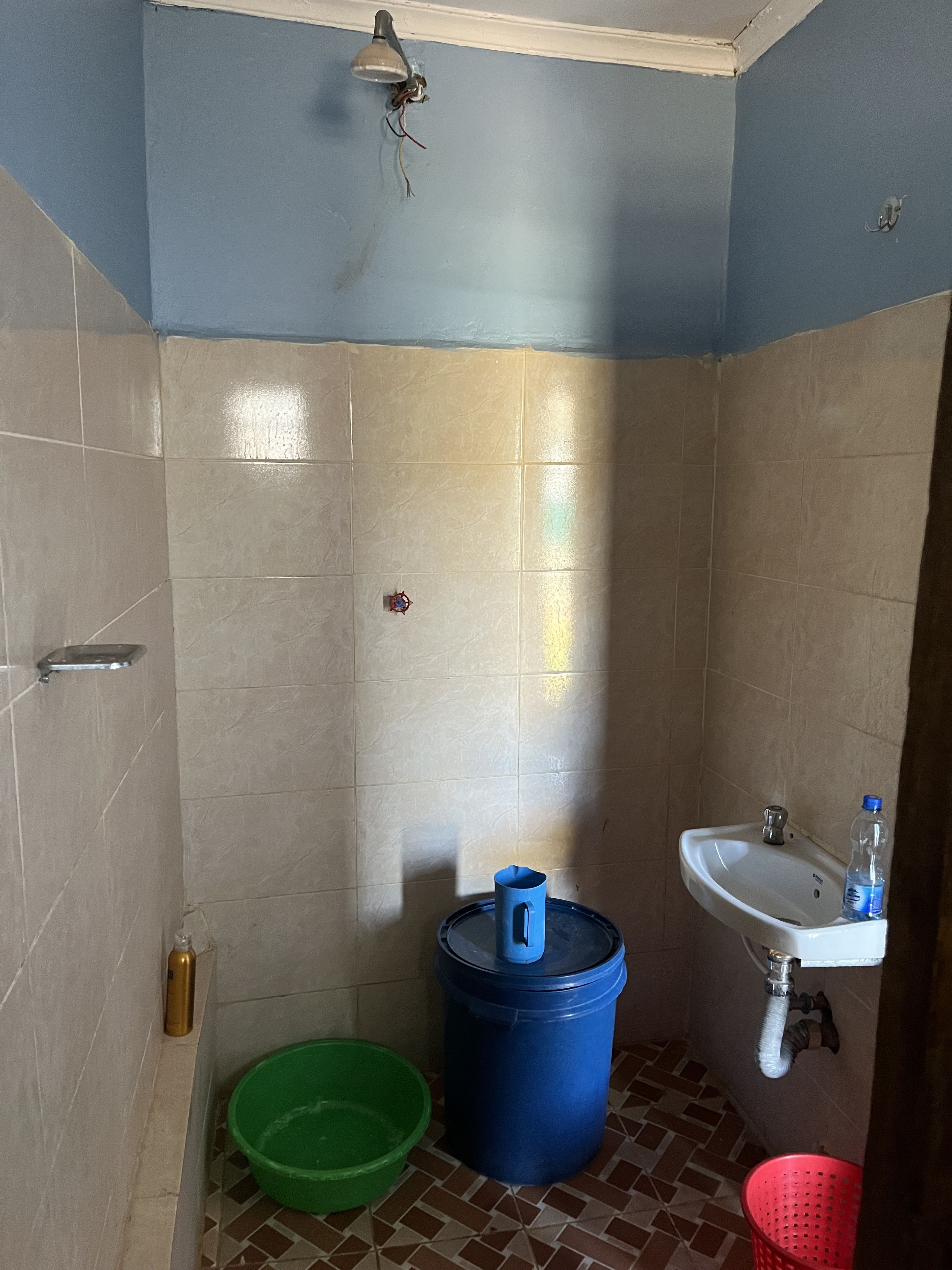 Een badkamer zonder water in Kenia.