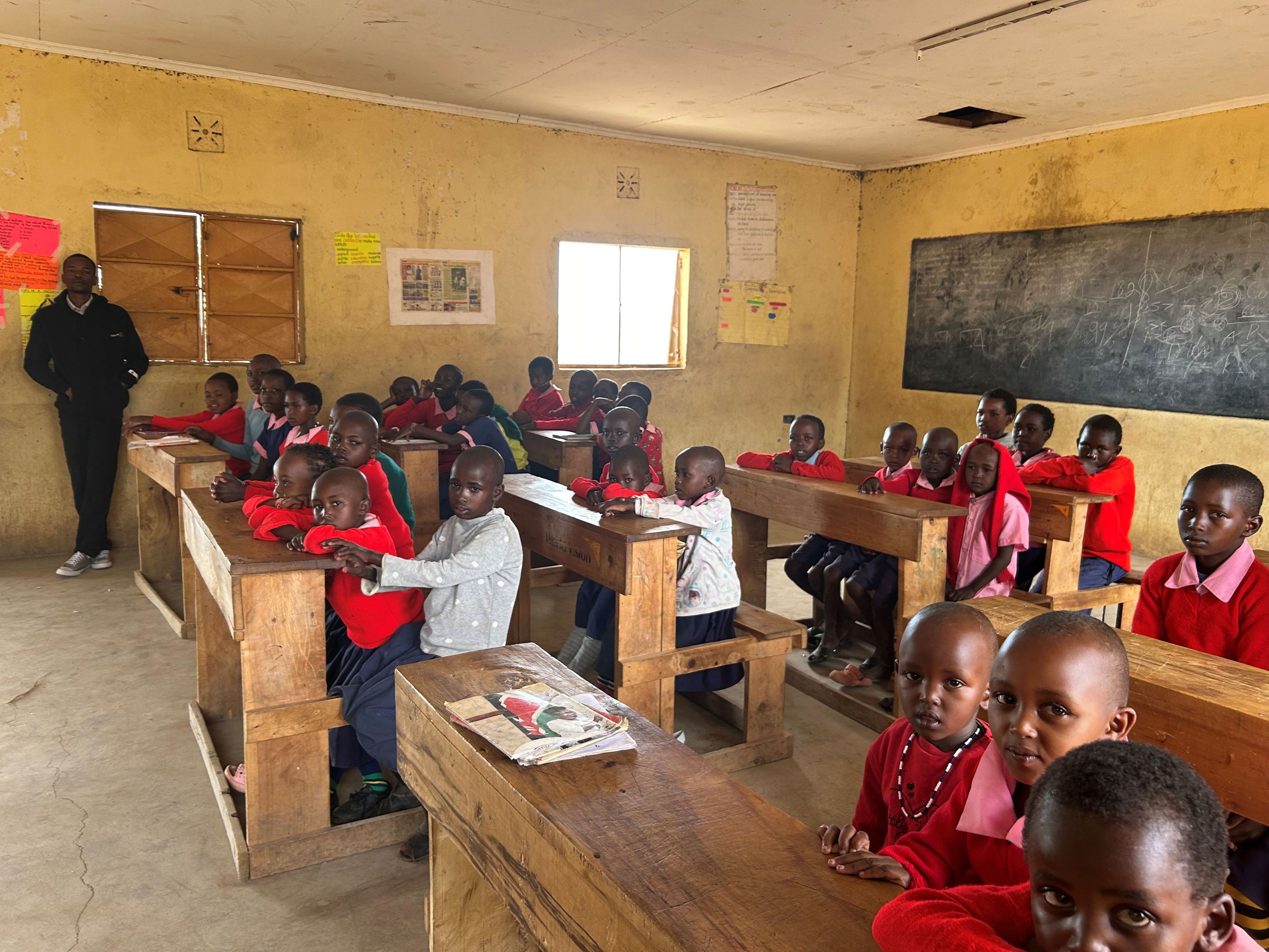 De schoolkinderen op de foto in een school in Kenia.