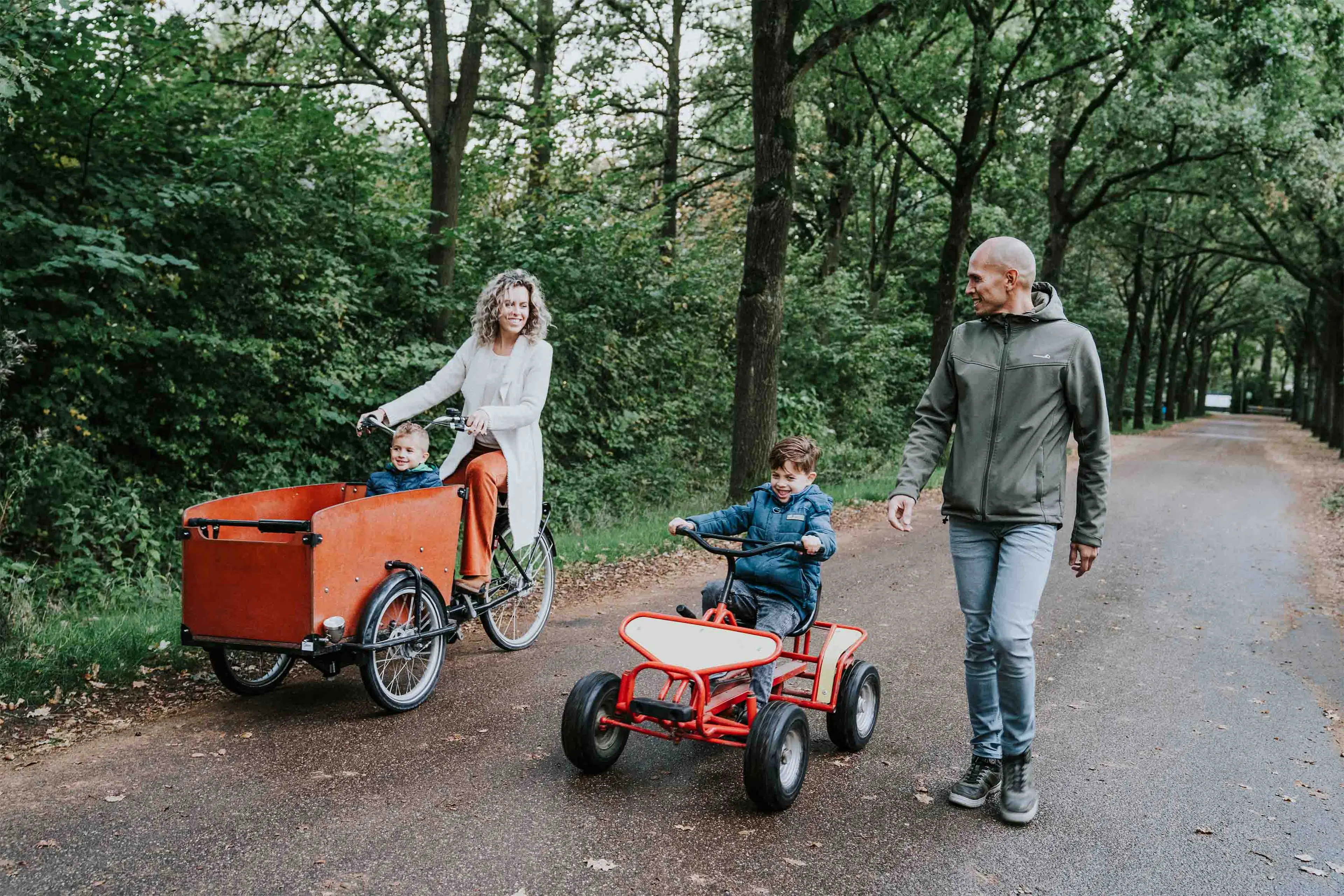 Gezin met bakfiets en skelter bij Vakantiepark Dierenbos