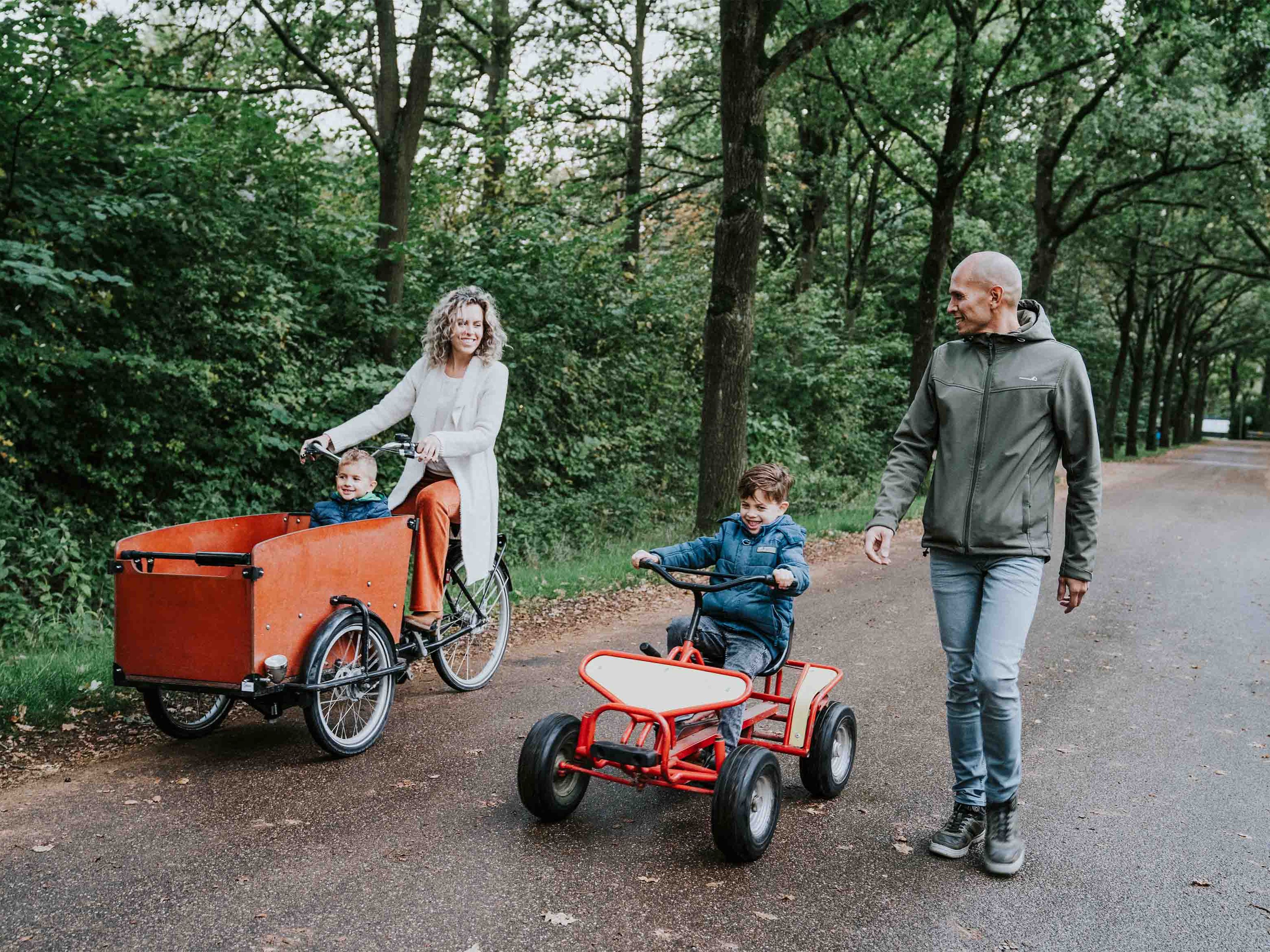 Gezin met bakfiets en skelter bij Vakantiepark Dierenbos