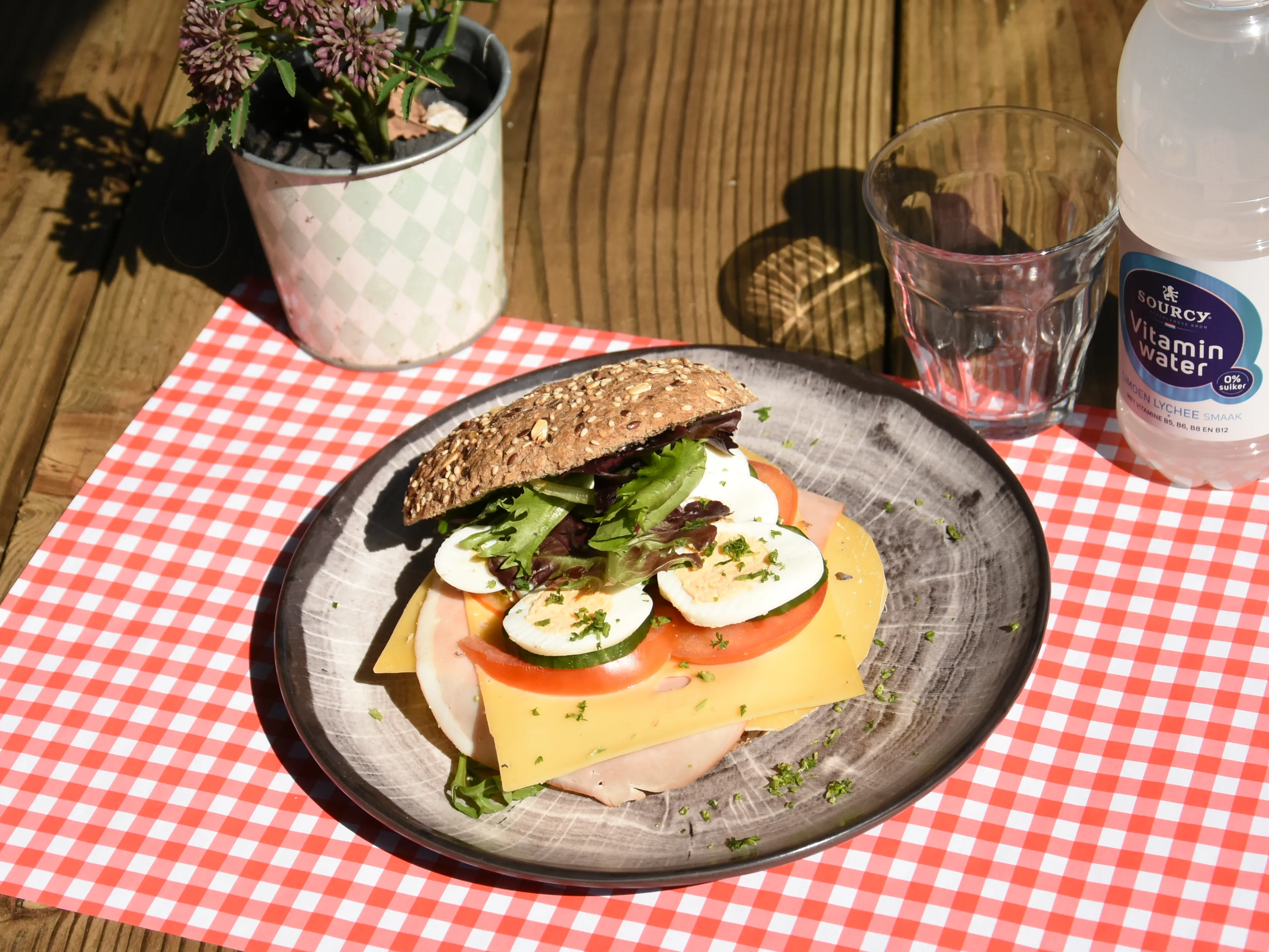 Broodje gezond op het terras van het restaurant van Klimrijk Brabant
