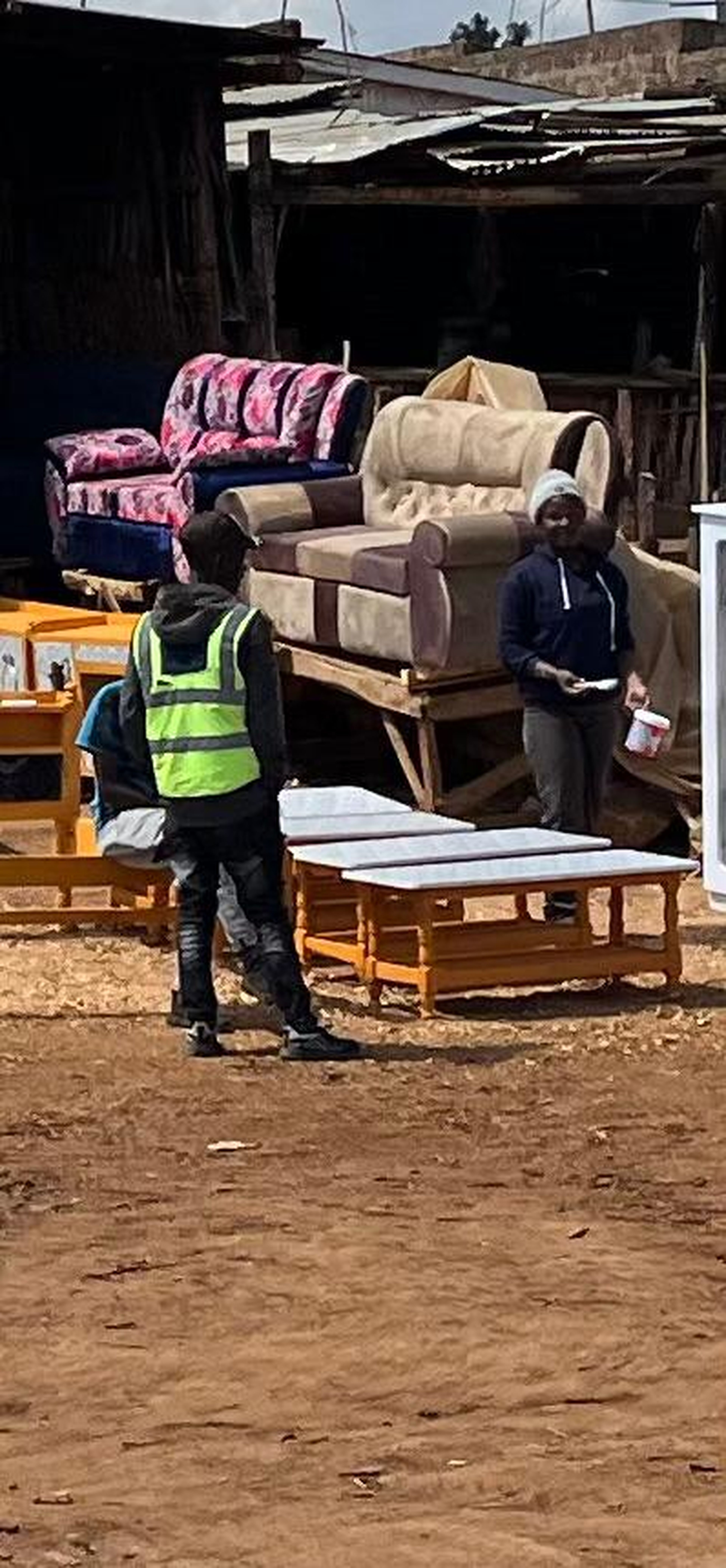 Verkopers van meubelen in Kenia.