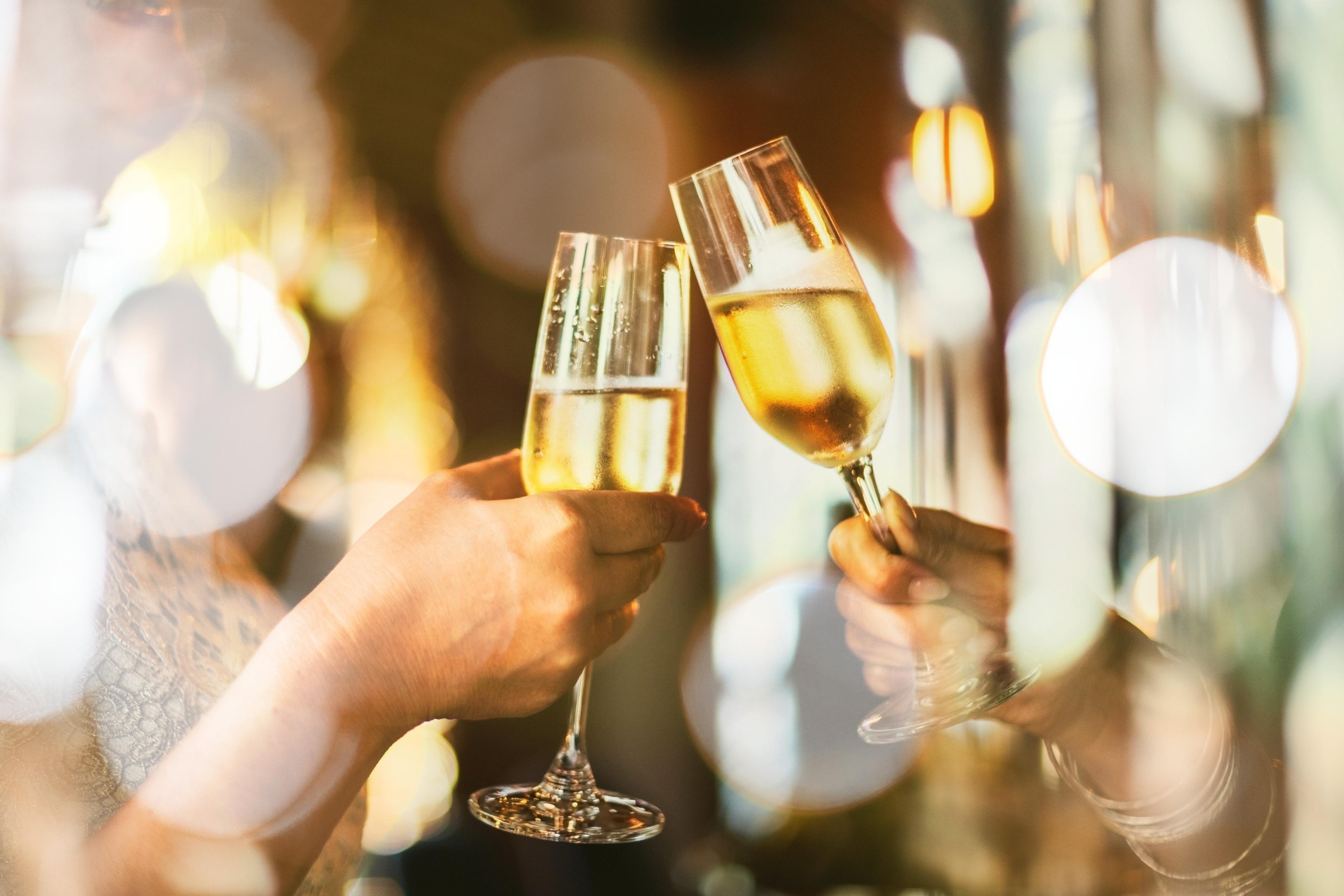 Champagne proosten in Kasteel Steenenburg