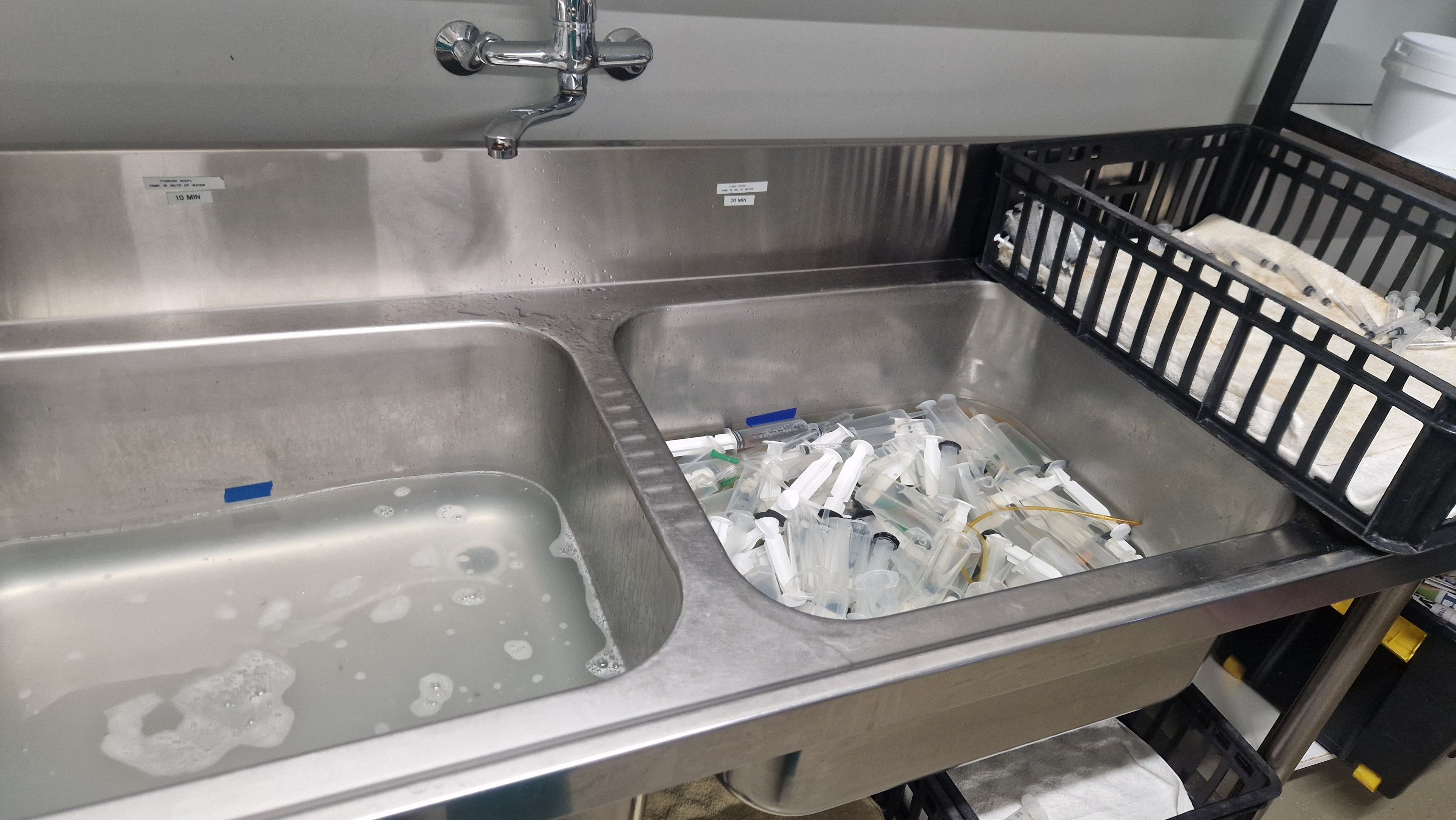 De schoonmaak van spuiten waar dierenverzorger Kelly bij SANCCOB in Zuid-Afrika aan werkte via Beekse Bergen.