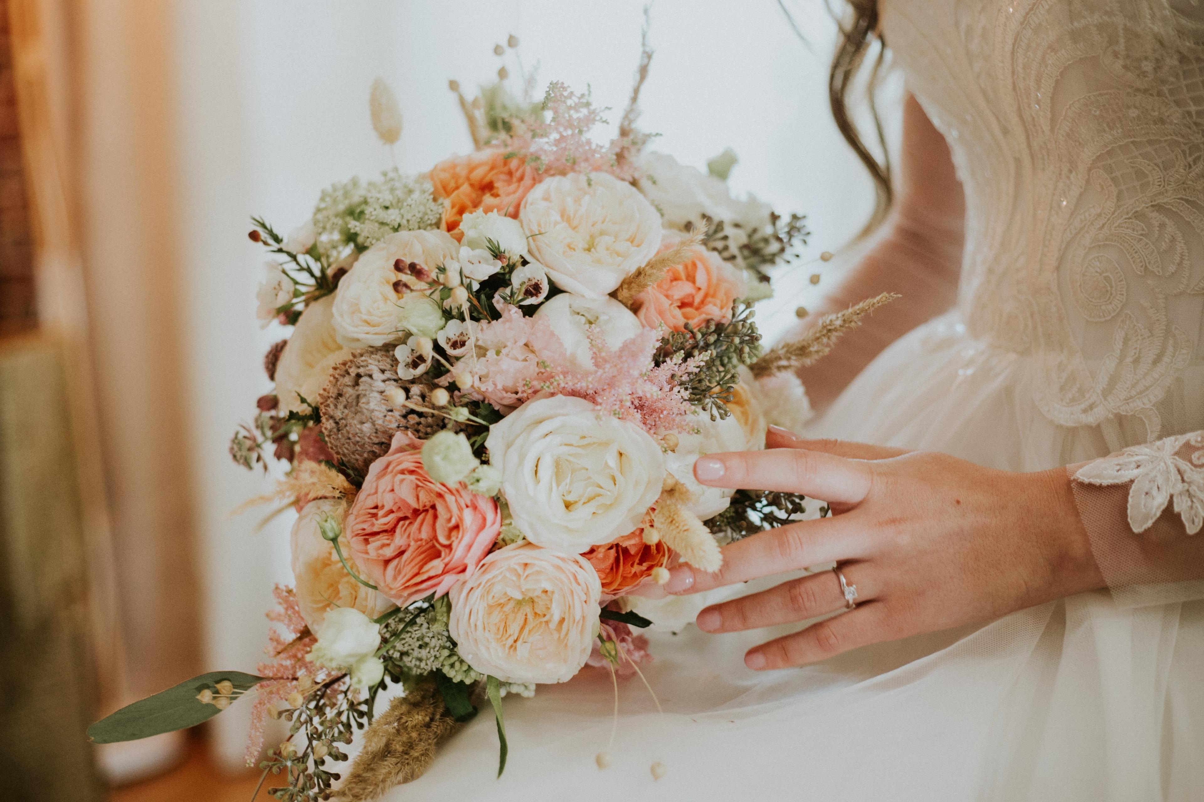 Bruid met bloemen tijdens een bruiloft bij Kasteel Steenenburg