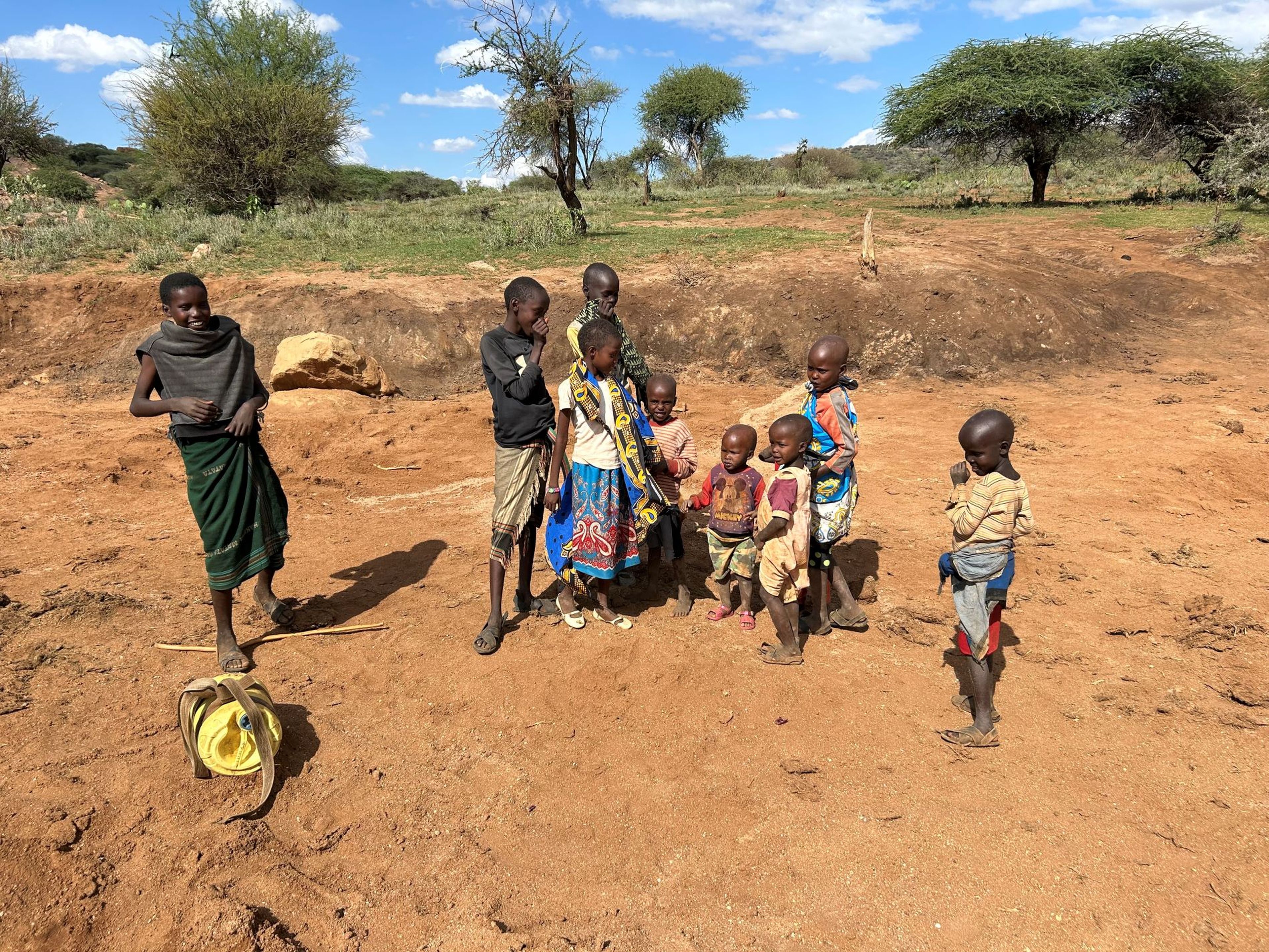 Kinderen spelen in de rivierbedding in Kenia.