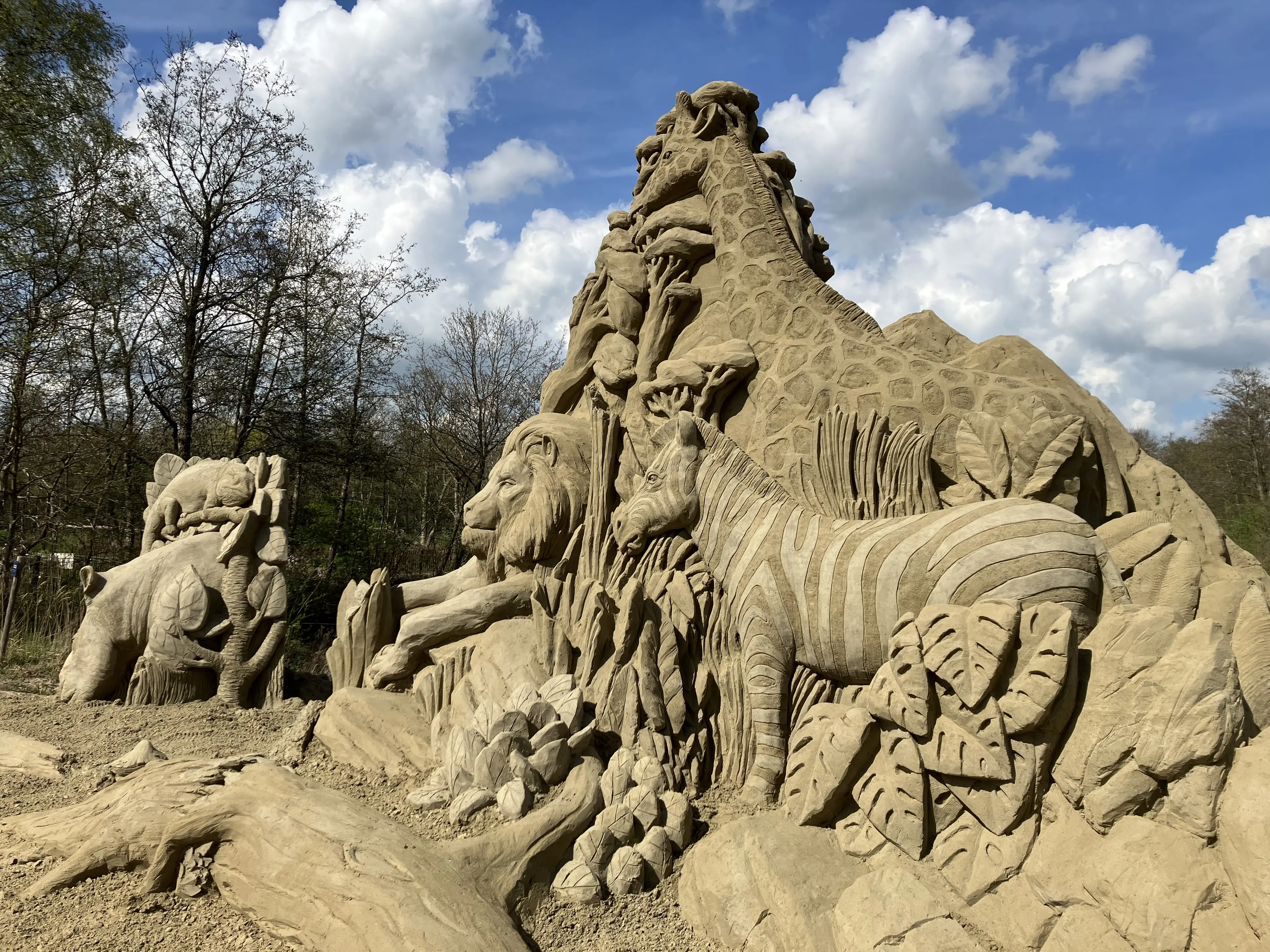 Zand & Zoo zandsculptuur met neushoorn en giraf bij AquaZoo Leeuwarden