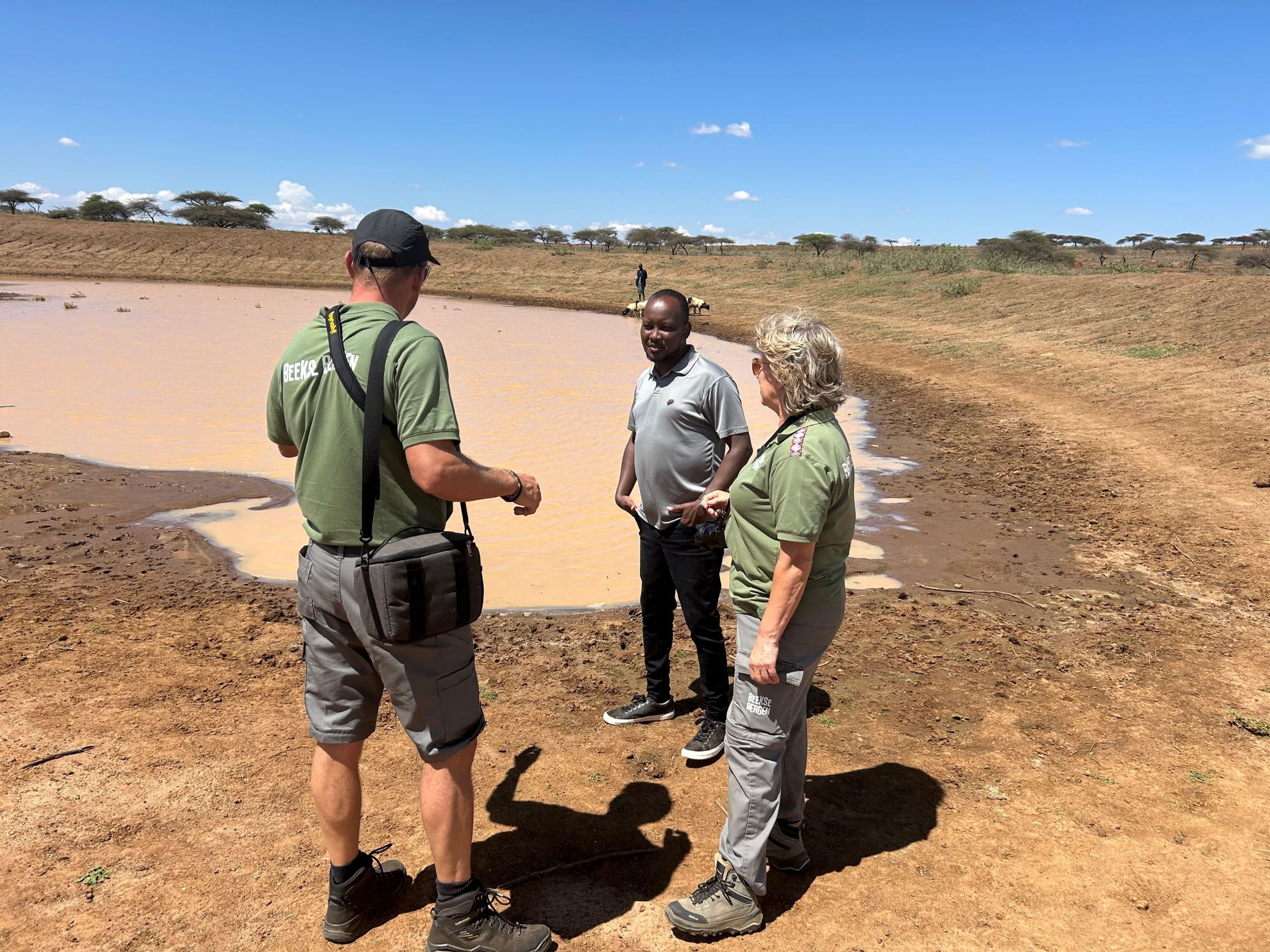 Een waterpoel van waaruit zowel mensen als dieren drinken in Kenia.