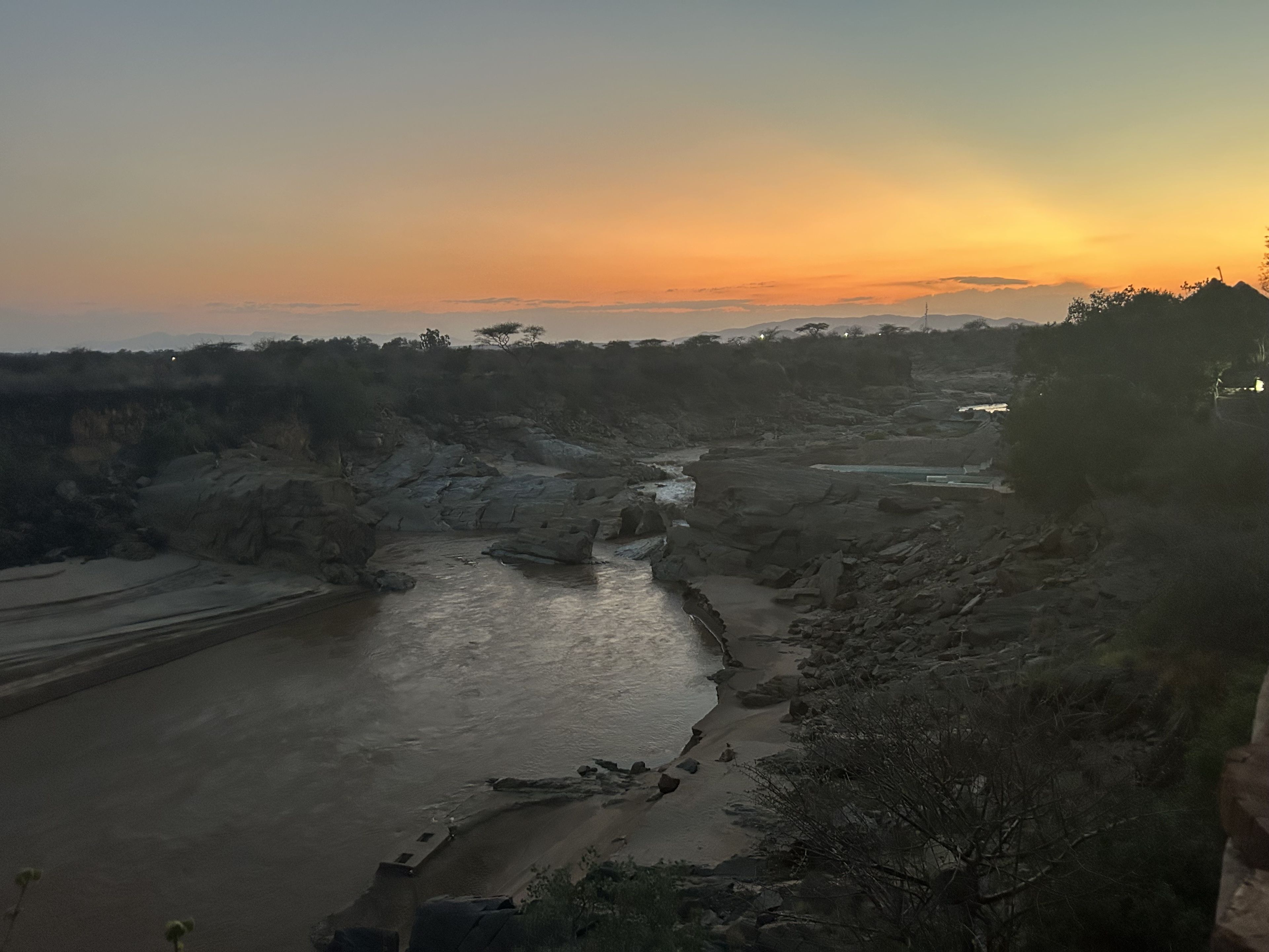 Uitzicht op een rivier vanuit het hotel in Samburu in Kenia.