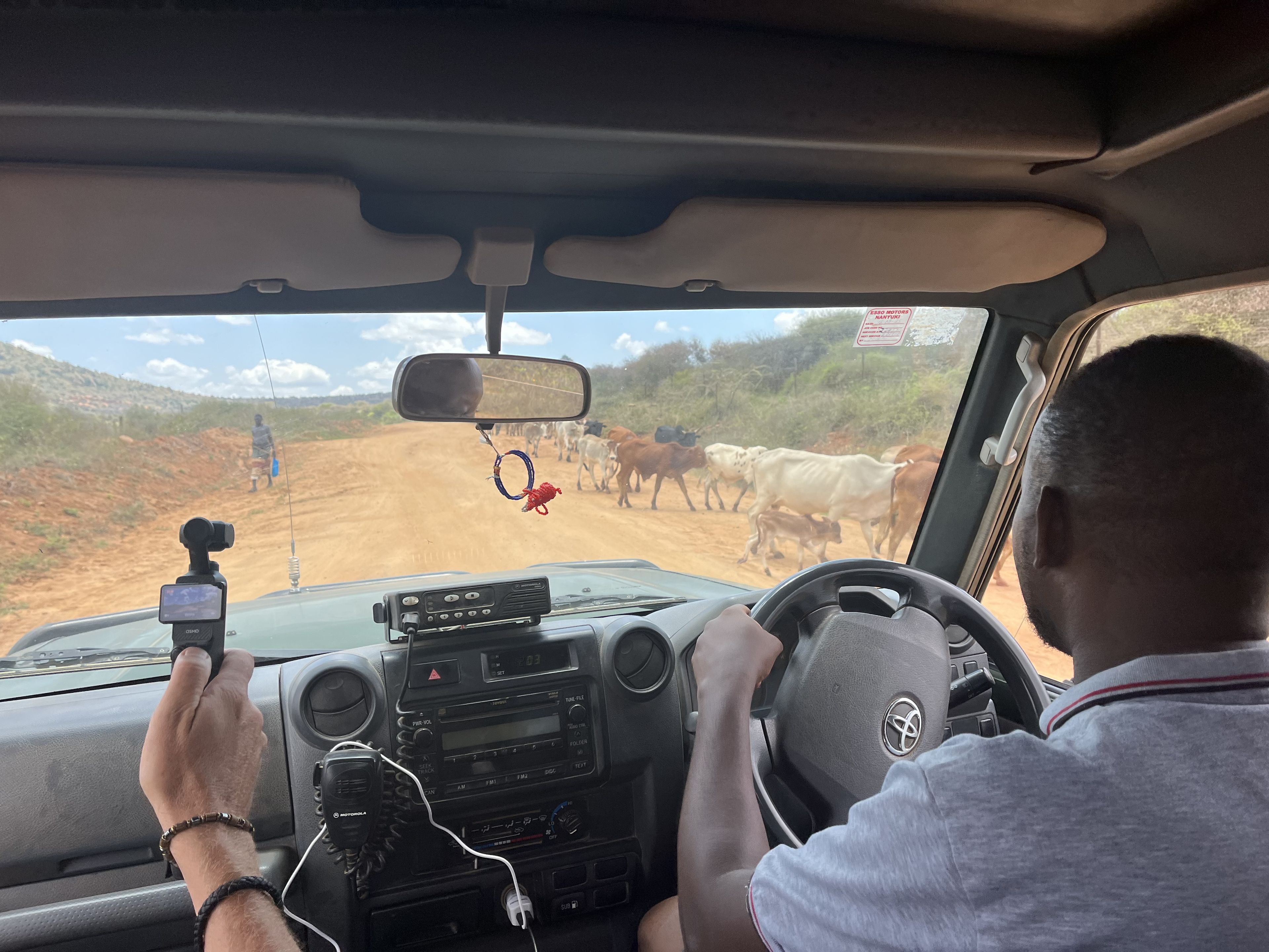 De jeep van Save The Elephants rijdt door kenia.