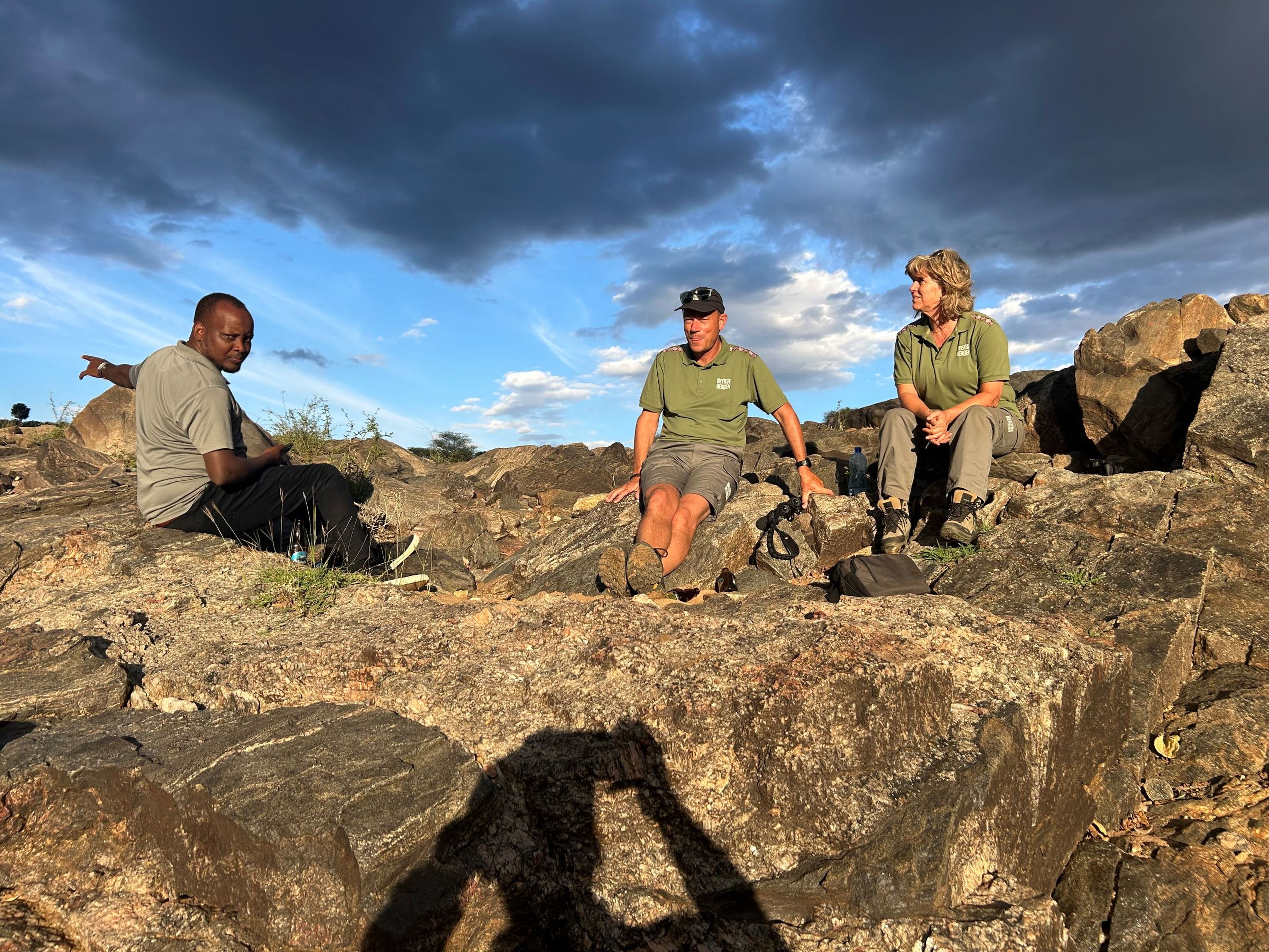 De zonsondergang op een rots in Kenia.