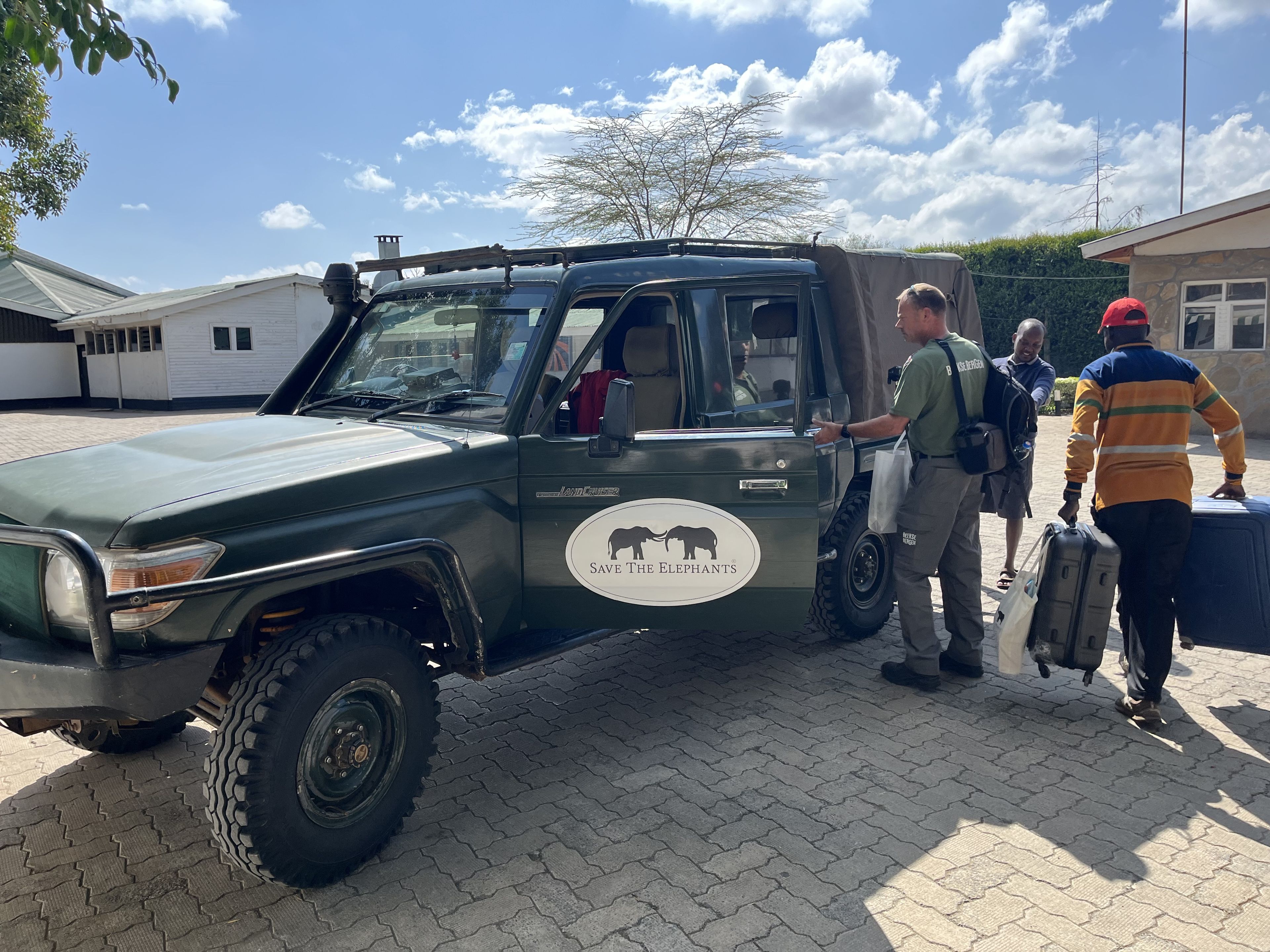 De jeep van Save The Elephants.