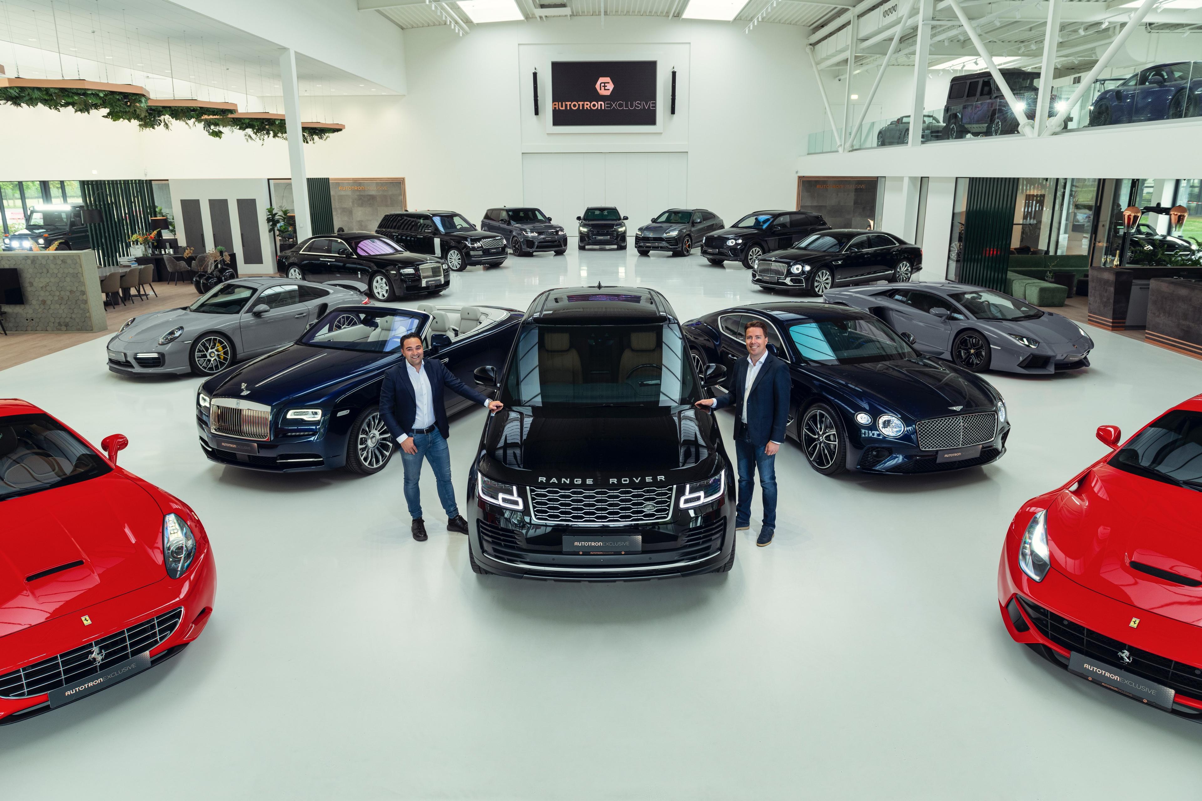 Medewerkers in de showroom van Autotron Exclusive