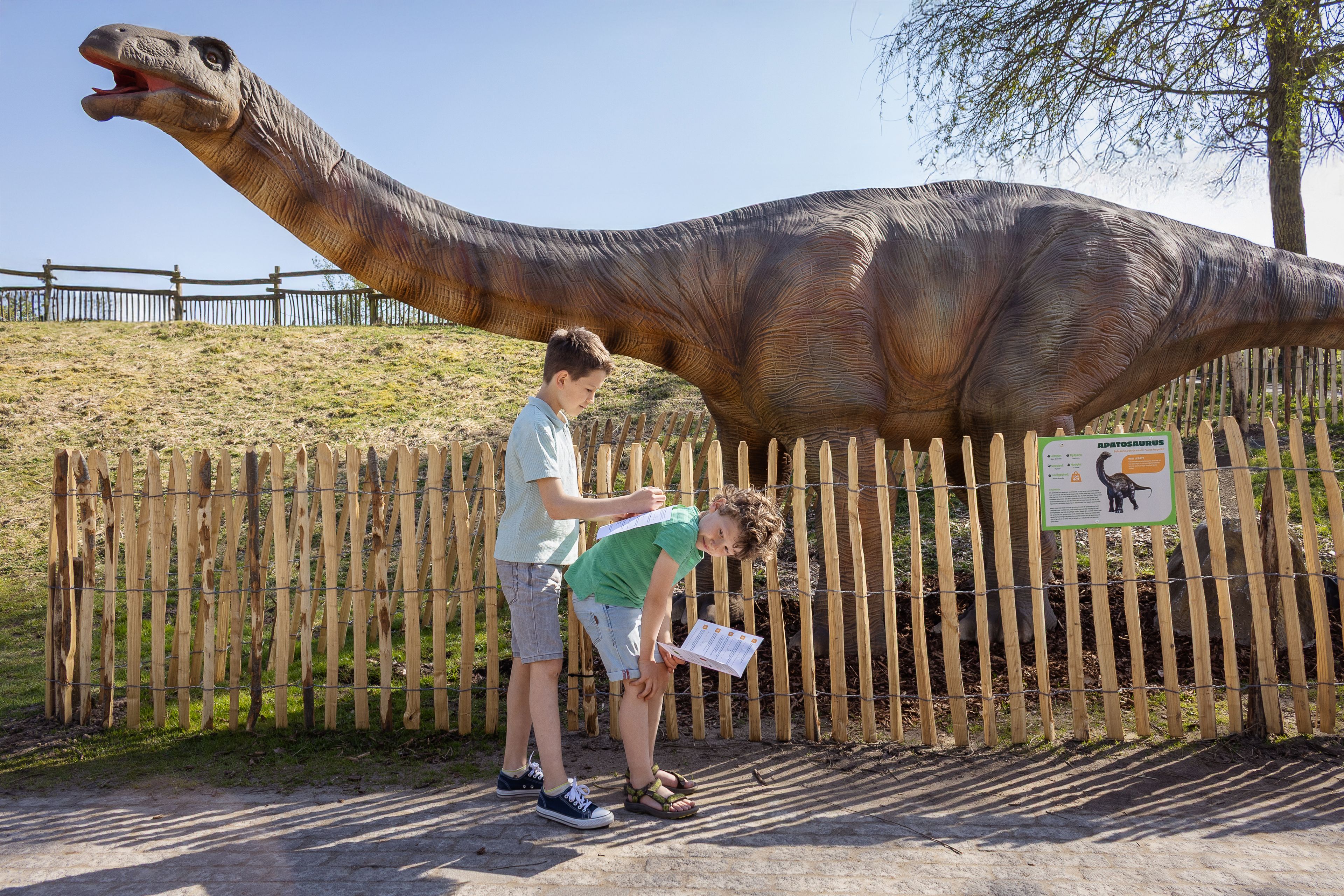 Twee kinderen voeren de speurtocht bij DINO vs DIER bij Eindhoven Zoo uit.