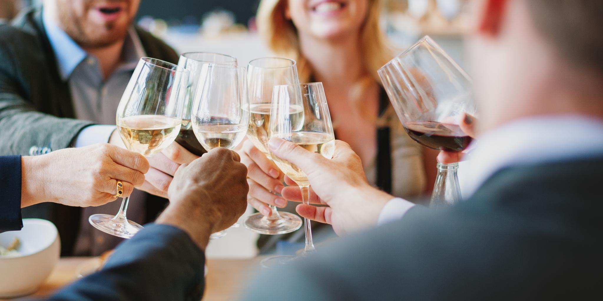 Proosten tijdens afscheidsborrel of bedrijfsborrel bij Kasteel Steenenburg
