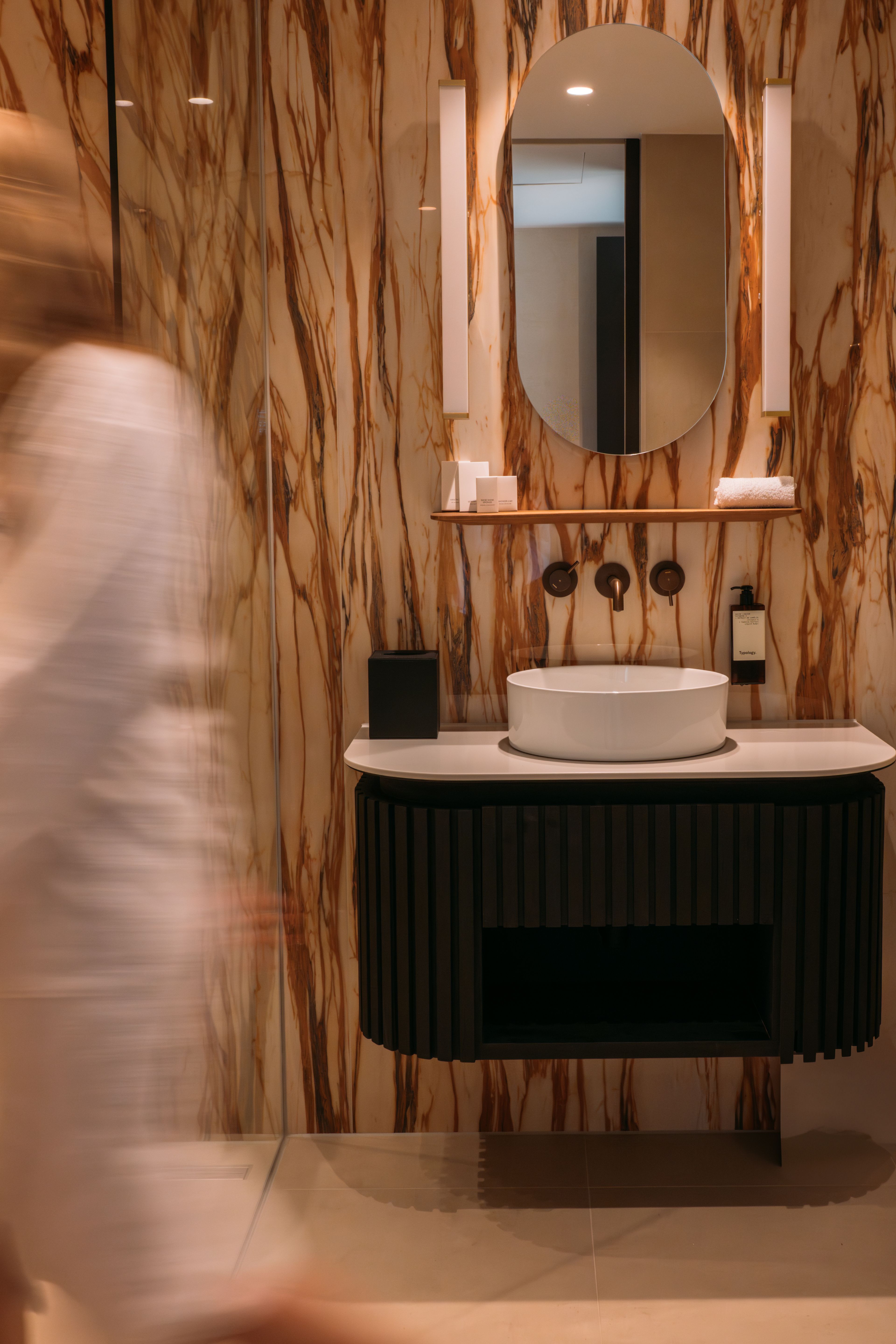 Badkamer met gast Kasteel Steenenburg