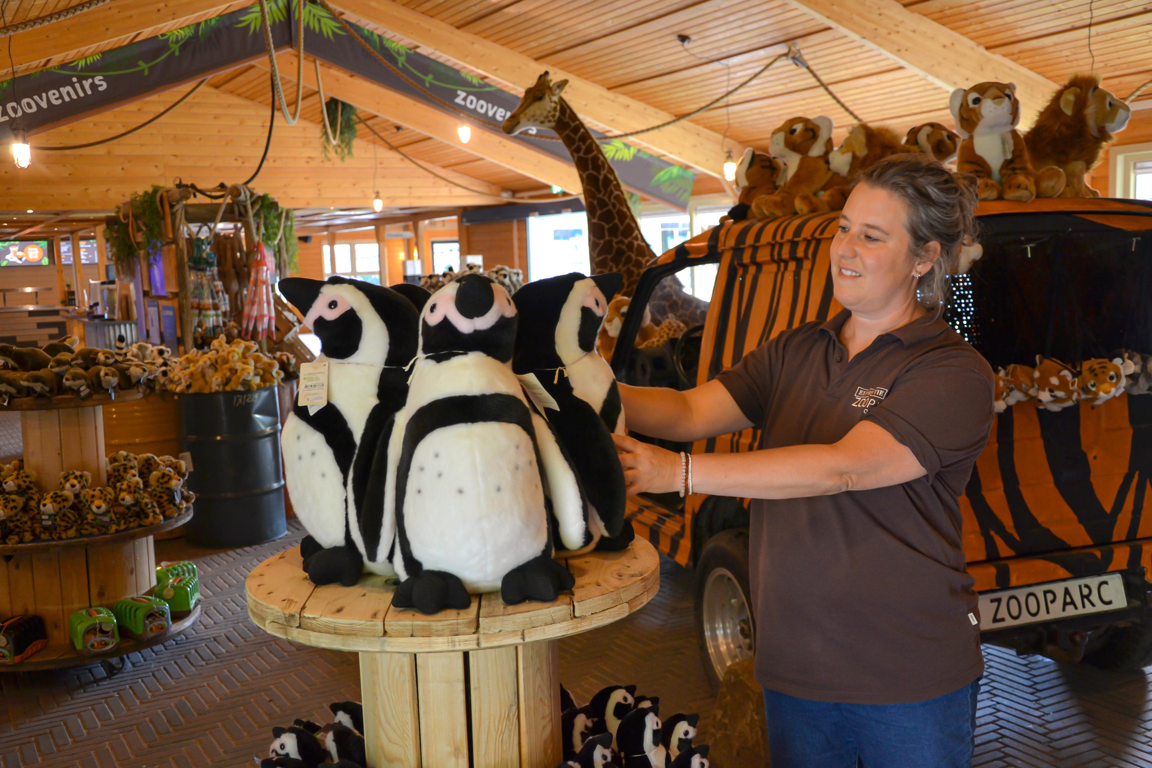 Souvenirshop Marjon aan het werk in ZooParc