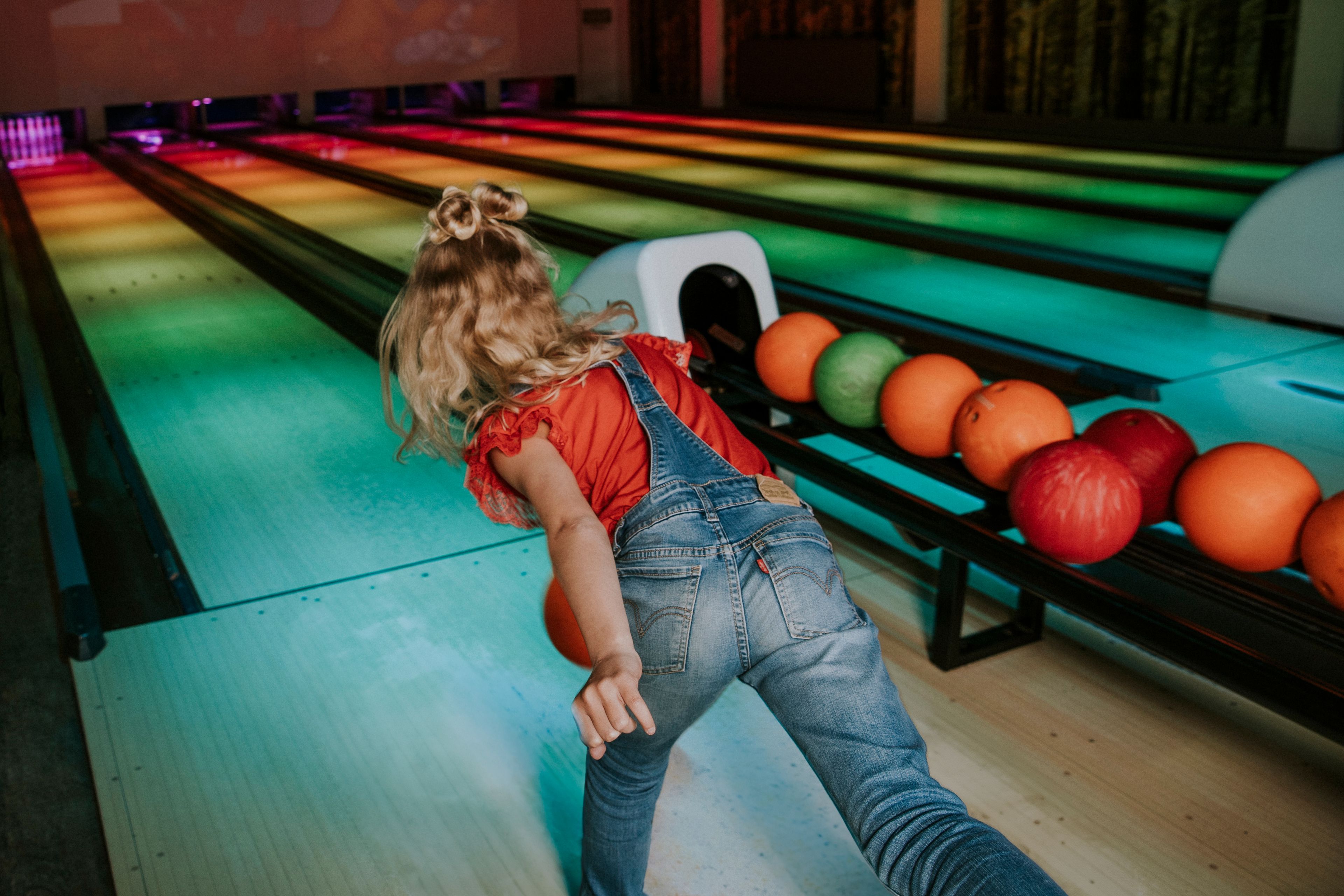 Meisje aan het bowlen op de bowlingbaan van Vakantiepark Dierenbos