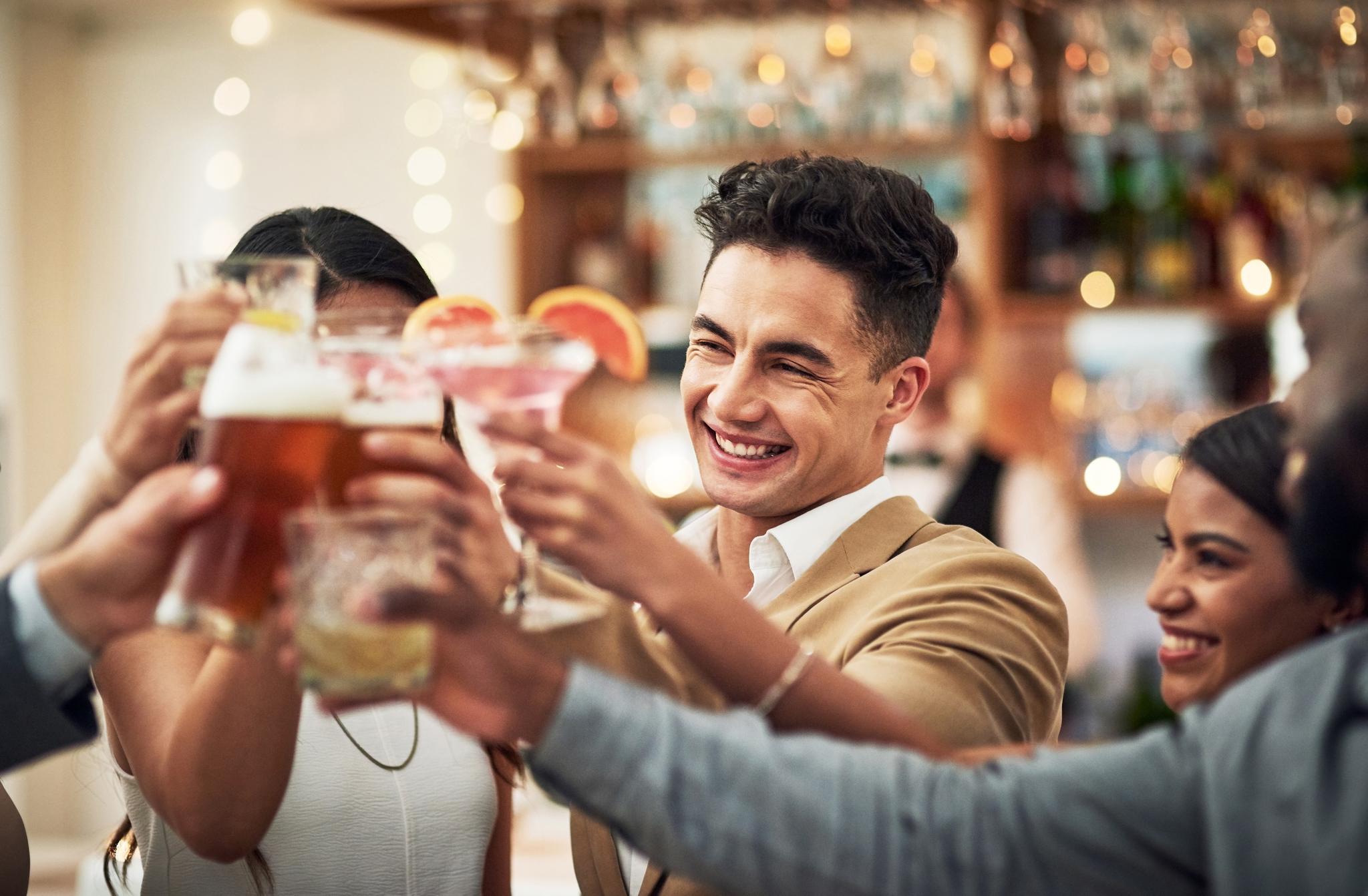 Collega's proosten tijdens bedrijfsborrel op locatie bij Kasteel Steenenburg