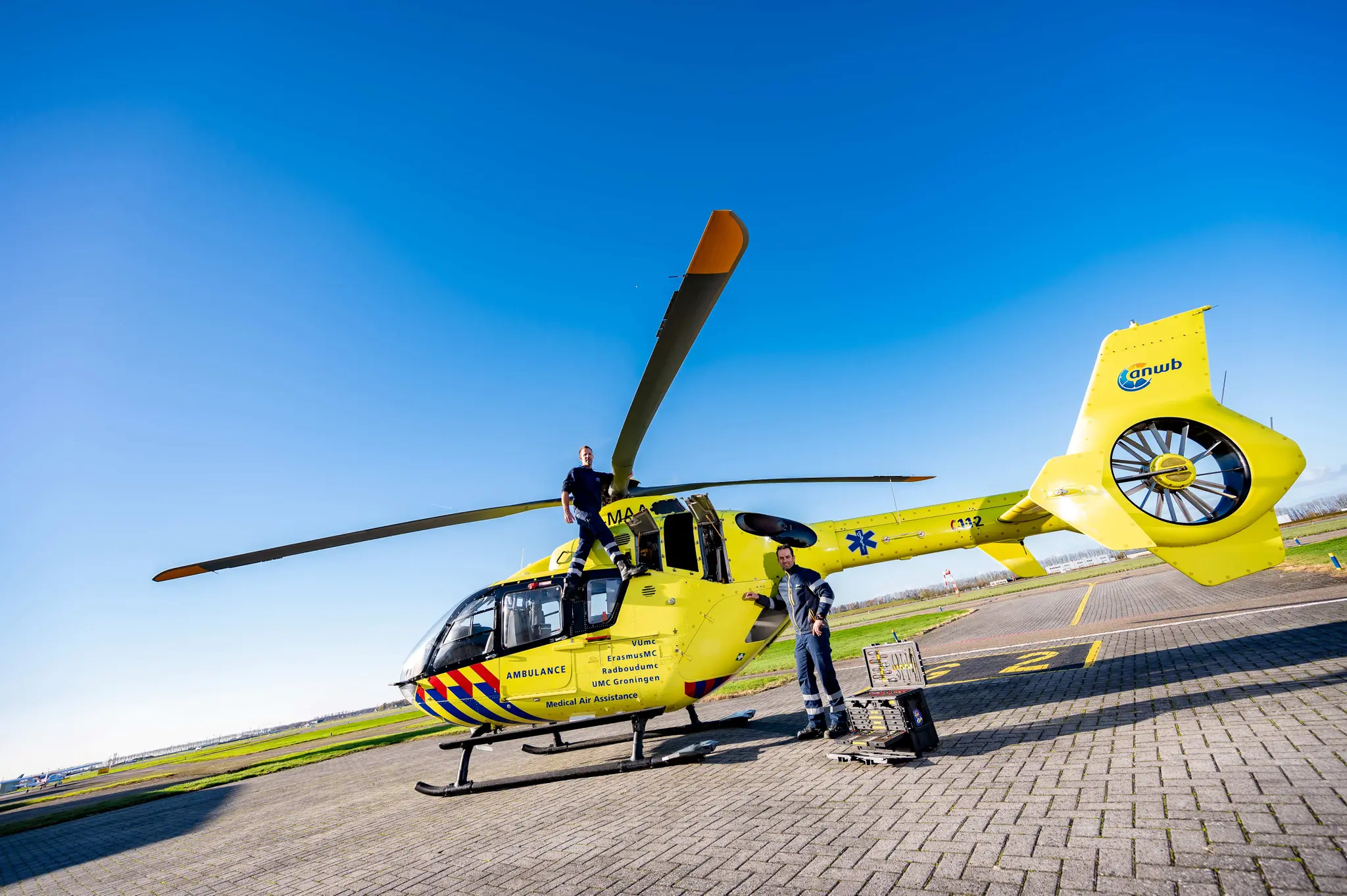 Een moderne ANWB Medical Air Assistance traumahelikopter met 2 piloten en hun gereedschap. Nu te zien tijdens de tentoonstelling bij Aviodrome.